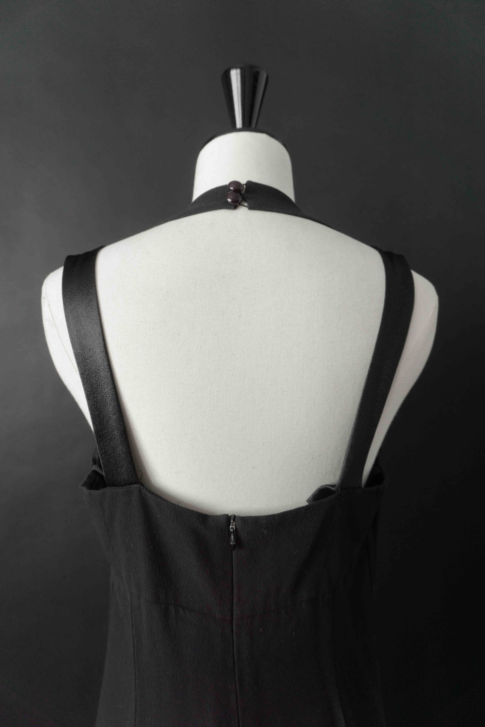 90s Minimal Satin Dress in Black – Vintage Slip Dress mit gekreuzten Trägern, S–M theplaincircle vintage