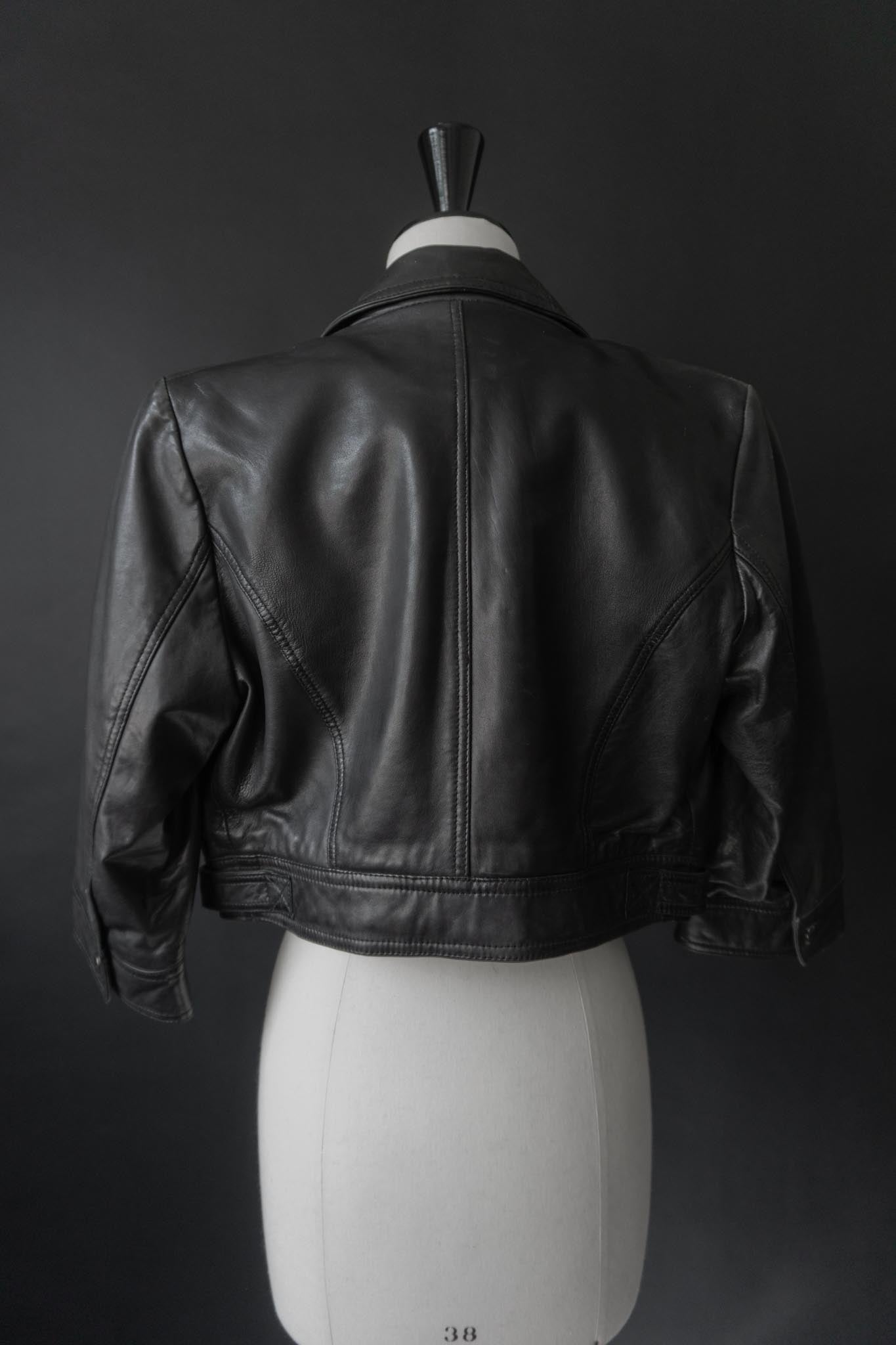 Schwarze Cropped-Lederjacke aus Echtleder mit Druckknöpfen & verkürzten Ärmeln
