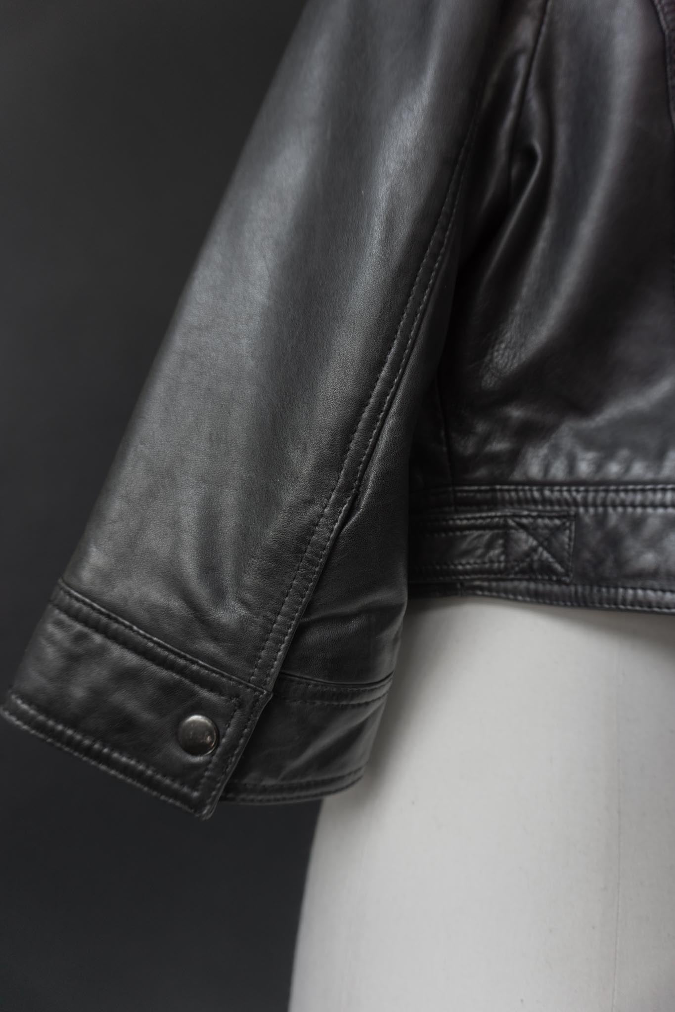 Schwarze Cropped-Lederjacke aus Echtleder mit Druckknöpfen & verkürzten Ärmeln