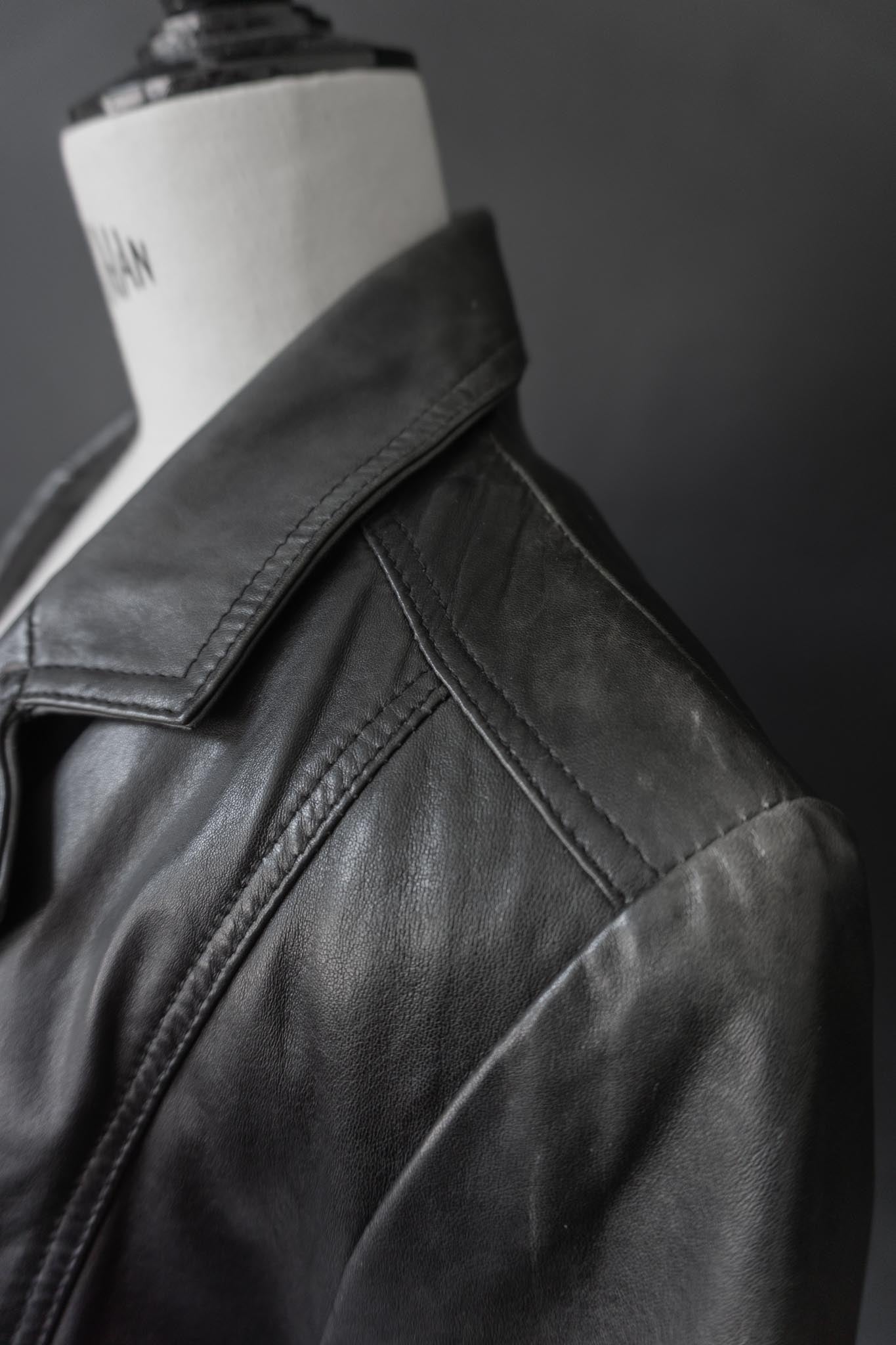 Schwarze Cropped-Lederjacke aus Echtleder mit Druckknöpfen & verkürzten Ärmeln