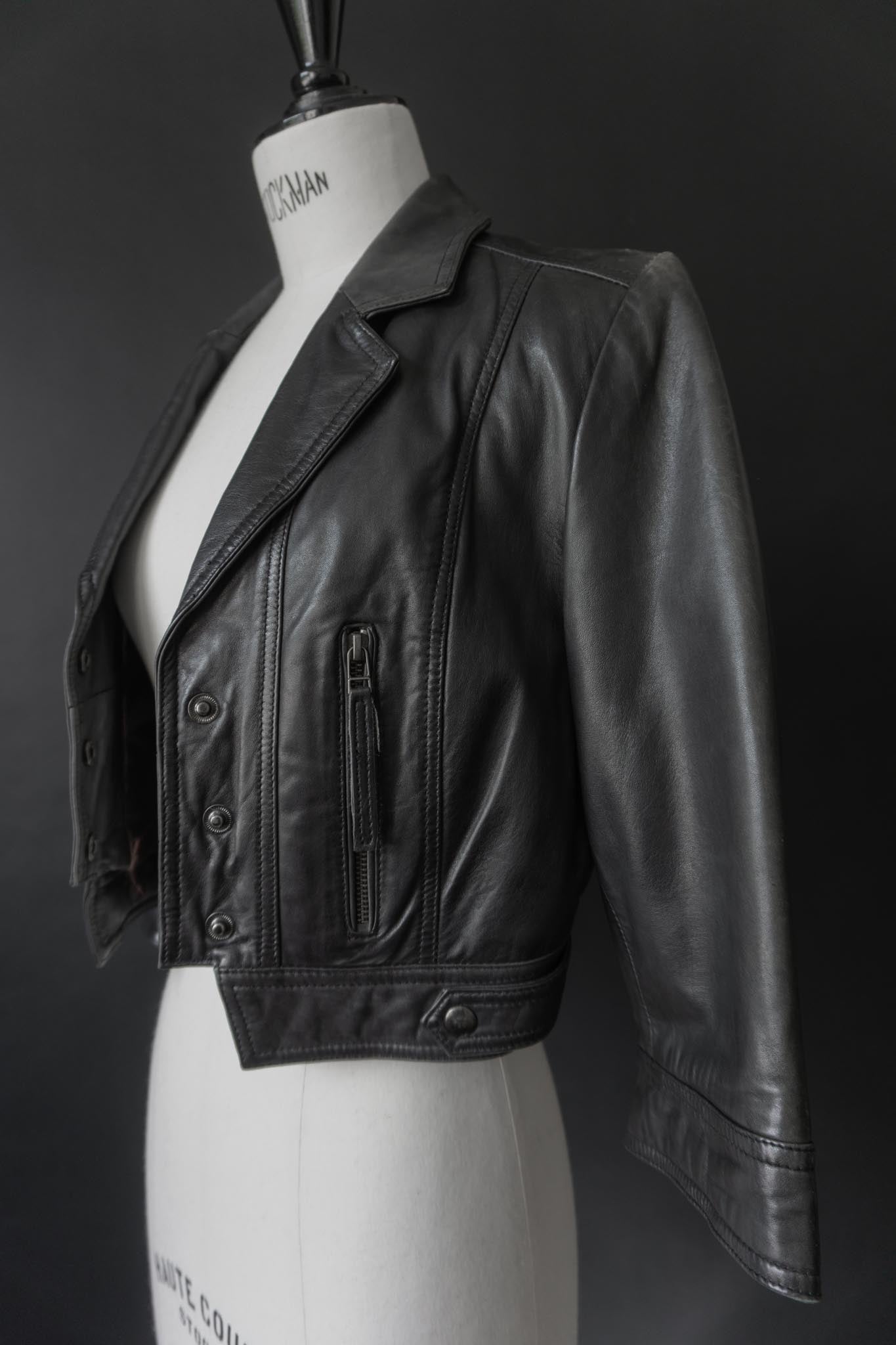 Schwarze Cropped-Lederjacke aus Echtleder mit Druckknöpfen & verkürzten Ärmeln