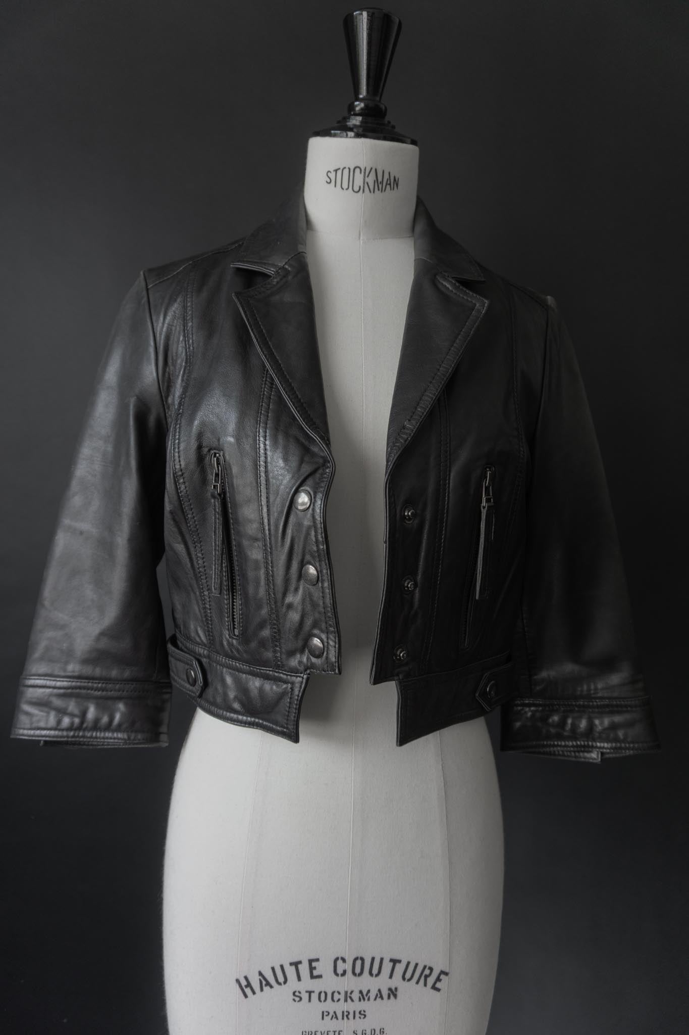 Schwarze Cropped-Lederjacke aus Echtleder mit Druckknöpfen & verkürzten Ärmeln