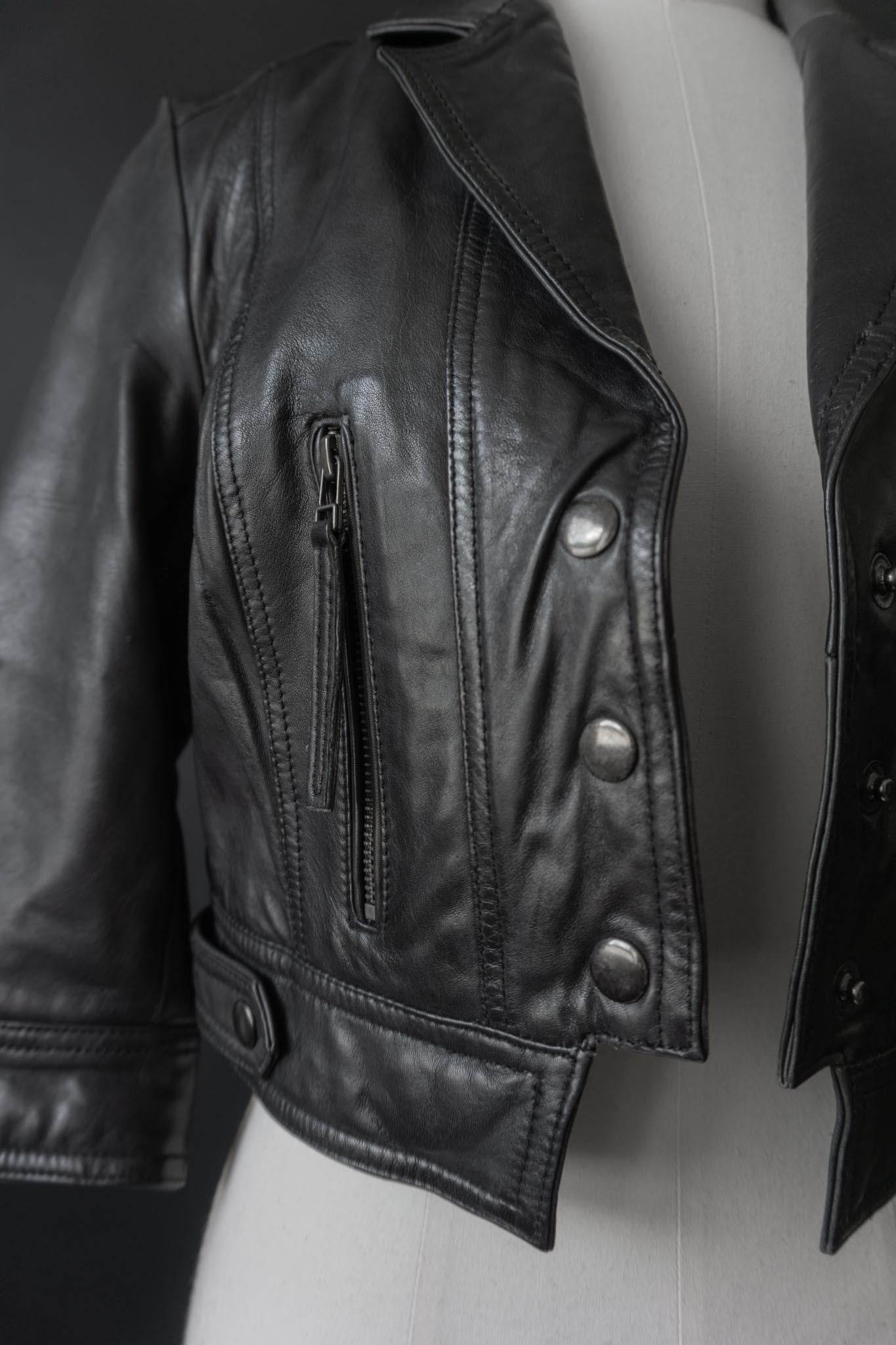 Schwarze Cropped-Lederjacke aus Echtleder mit Druckknöpfen & verkürzten Ärmeln