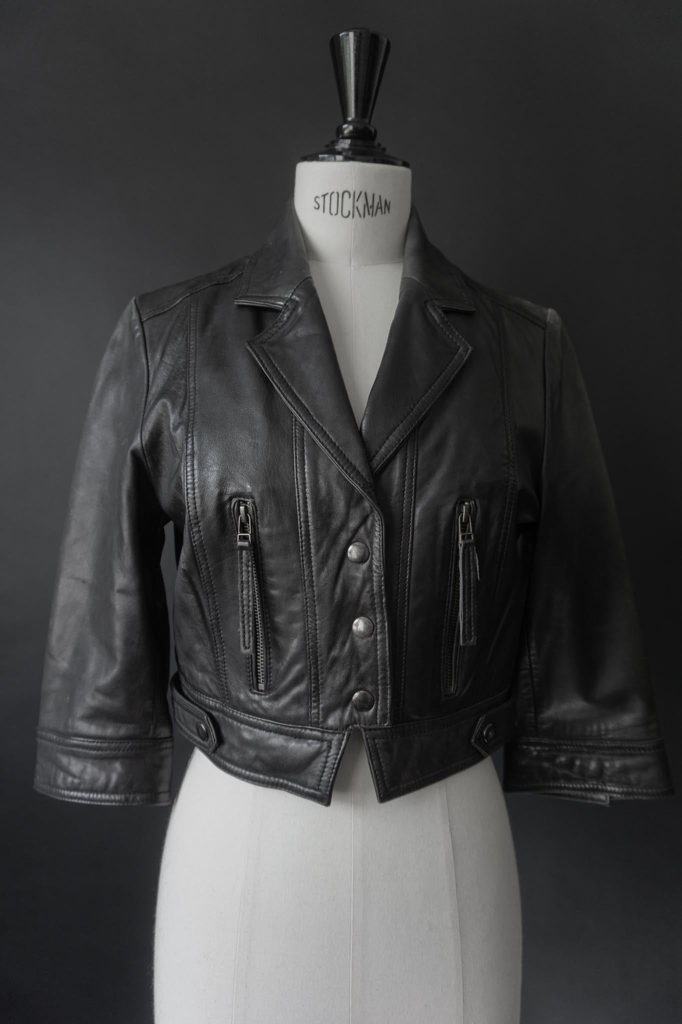 Schwarze Cropped-Lederjacke aus Echtleder mit Druckknöpfen & verkürzten Ärmeln