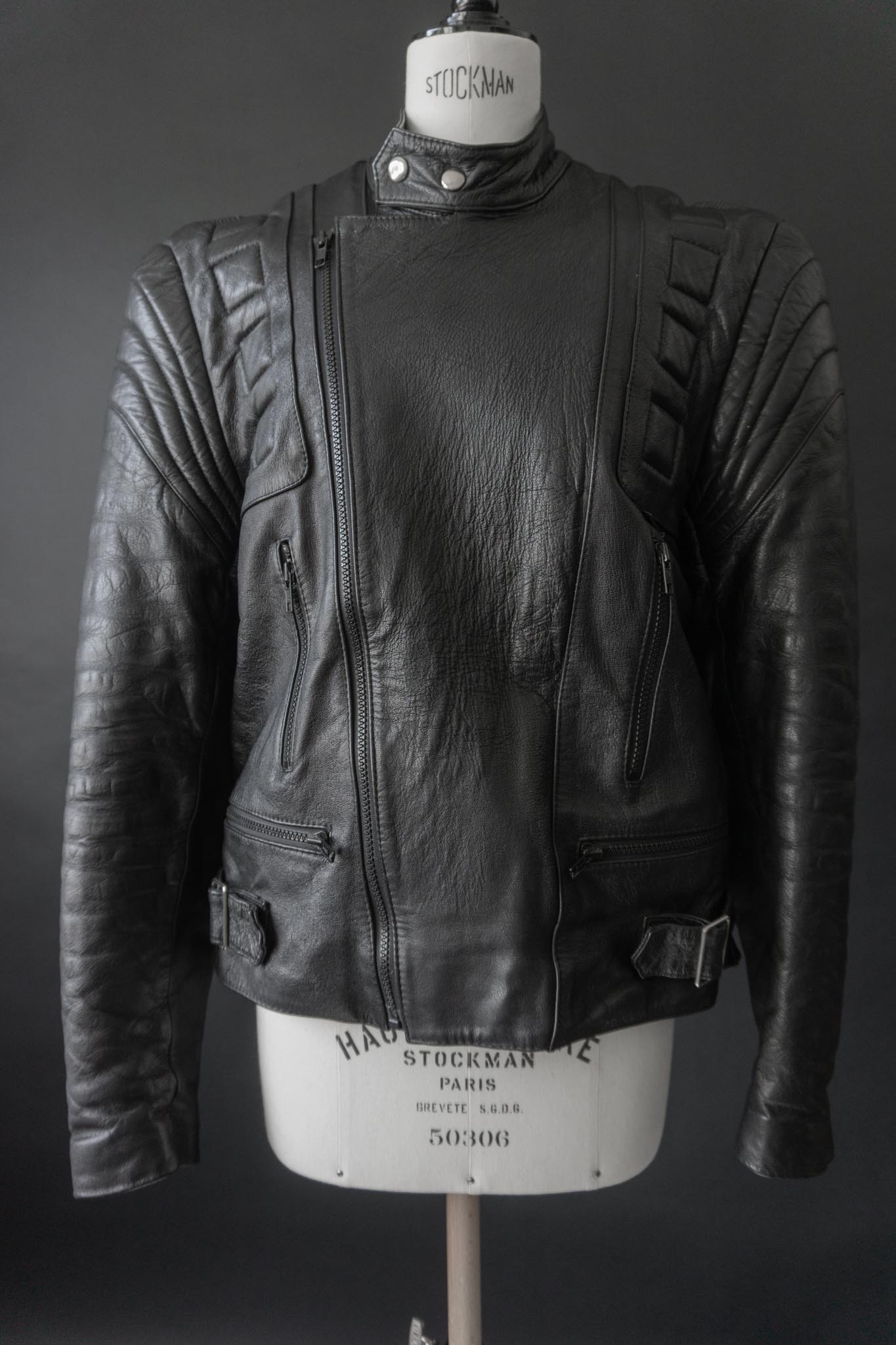 Schwarze Vintage Bikerjacke aus weichem Echtleder mit angedeuteten Protektoren