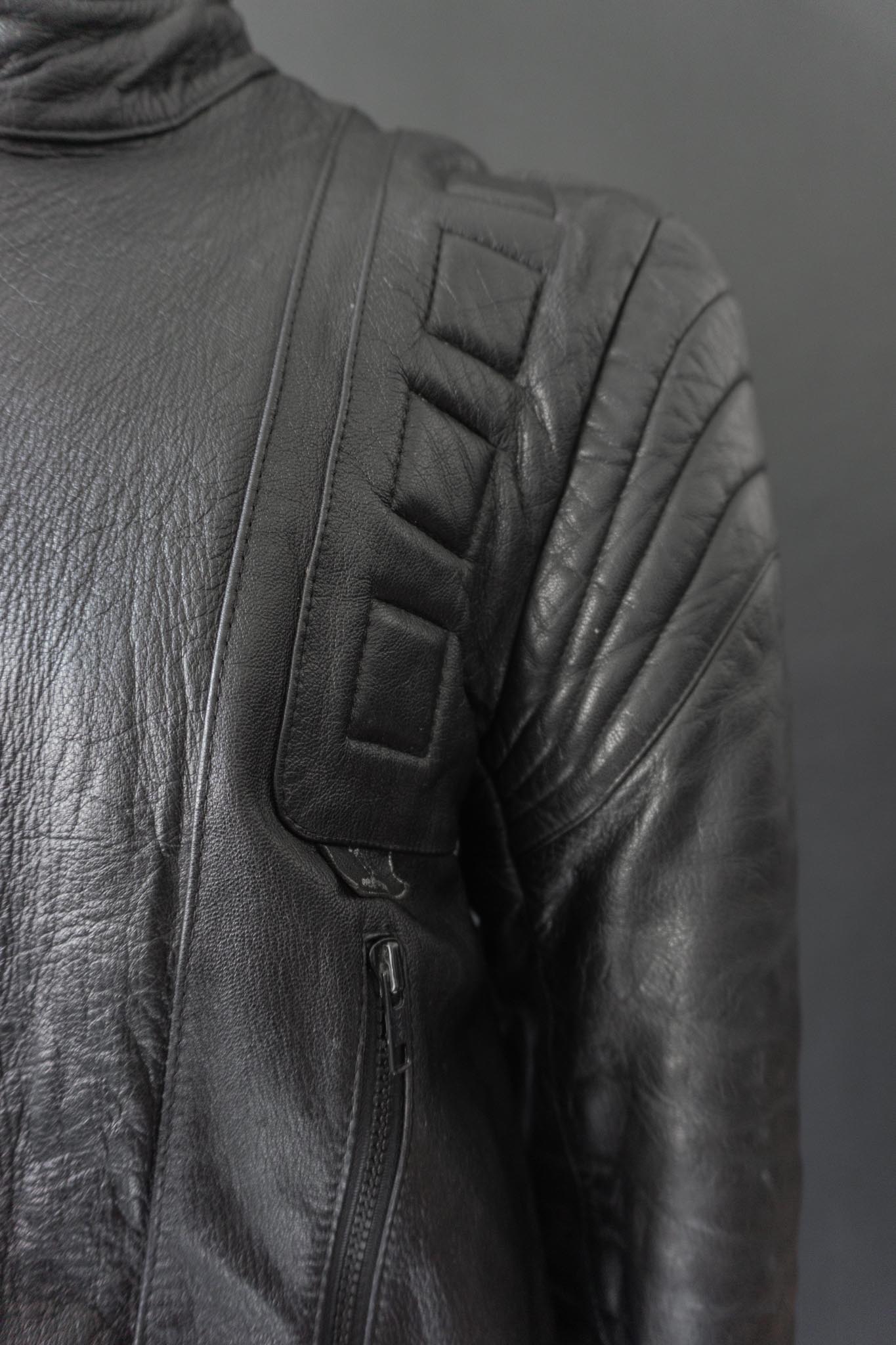 Schwarze Vintage Bikerjacke aus weichem Echtleder mit angedeuteten Protektoren