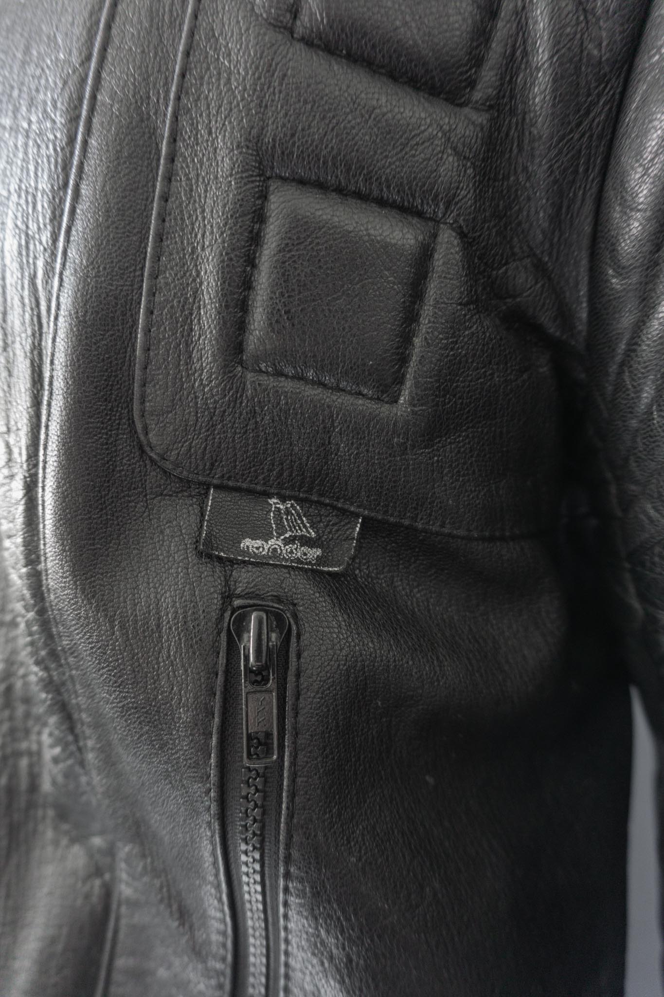 Schwarze Vintage Bikerjacke aus weichem Echtleder mit angedeuteten Protektoren