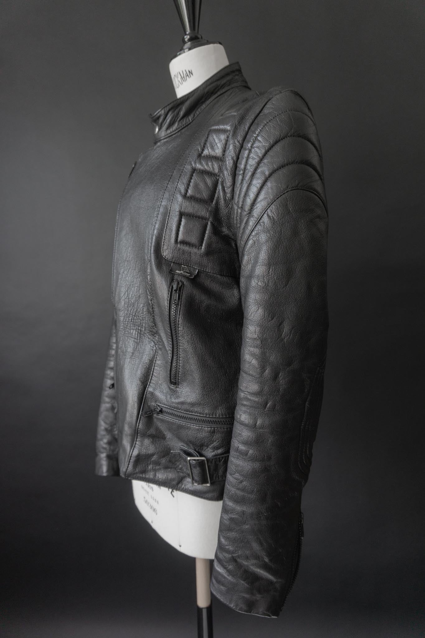 Schwarze Vintage Bikerjacke aus weichem Echtleder mit angedeuteten Protektoren