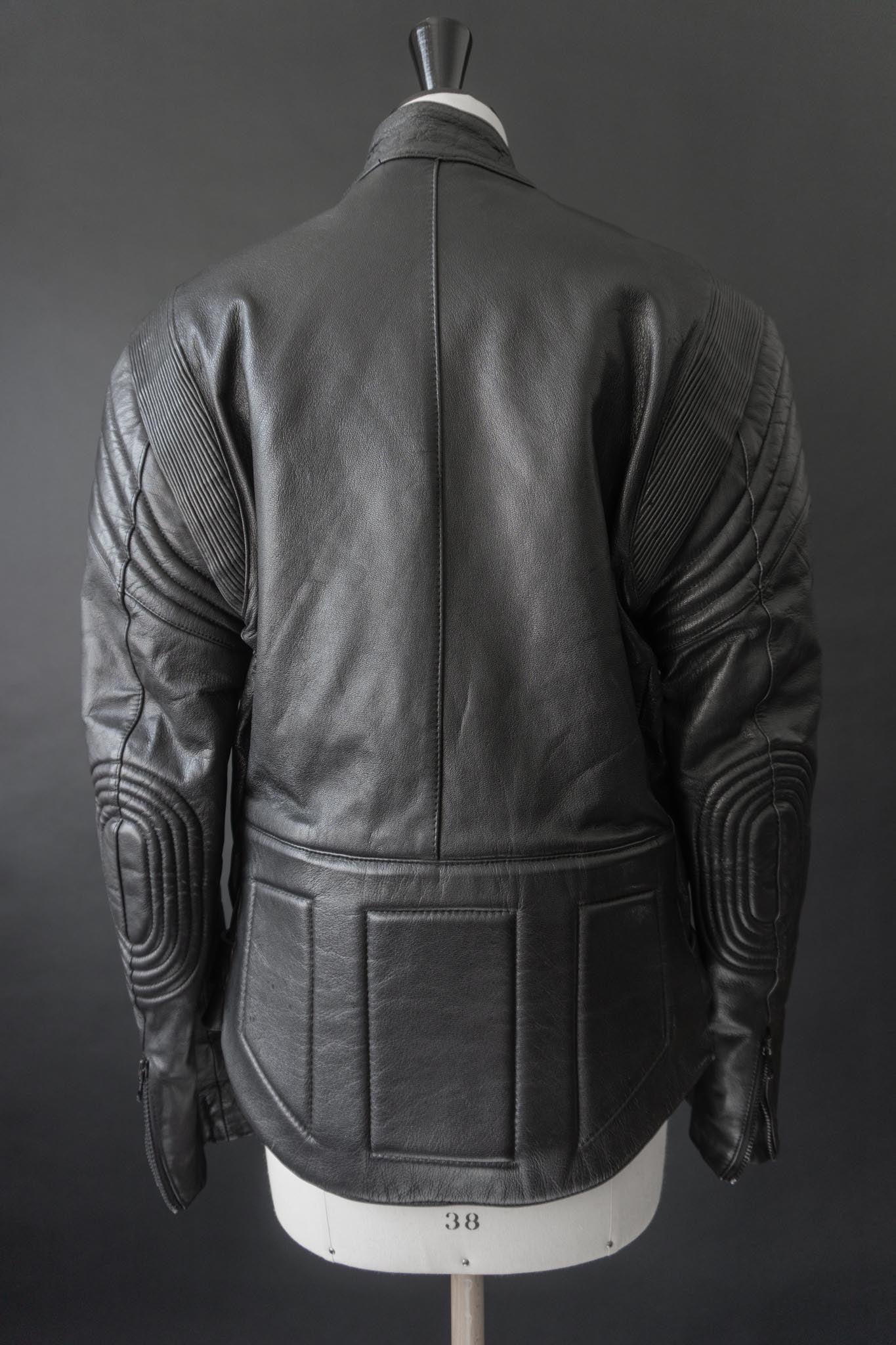 Schwarze Vintage Bikerjacke aus weichem Echtleder mit angedeuteten Protektoren