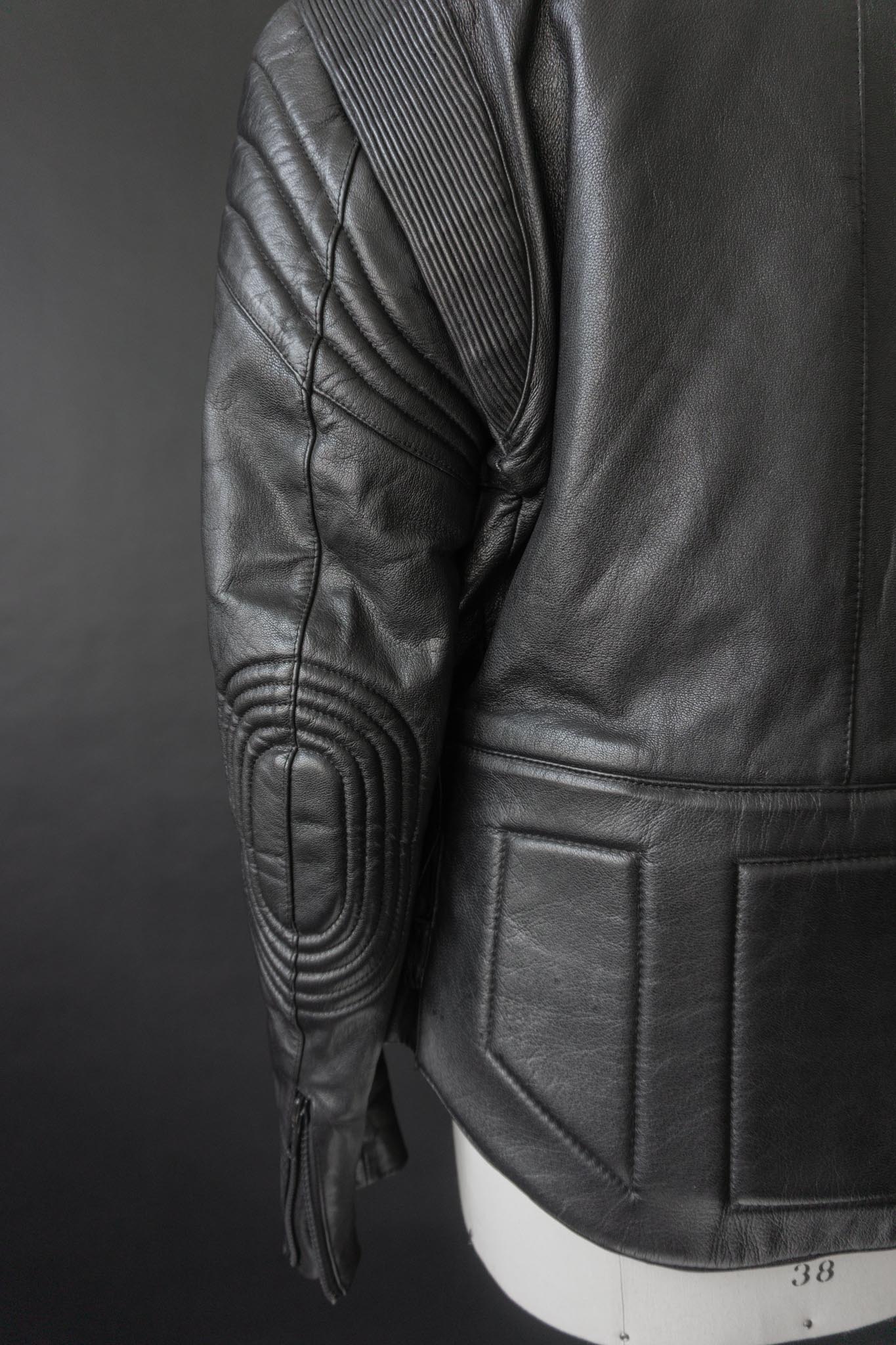 Schwarze Vintage Bikerjacke aus weichem Echtleder mit angedeuteten Protektoren