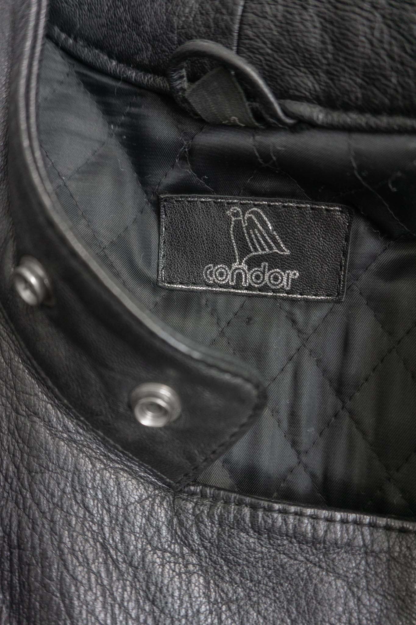 Schwarze Vintage Bikerjacke aus weichem Echtleder mit angedeuteten Protektoren