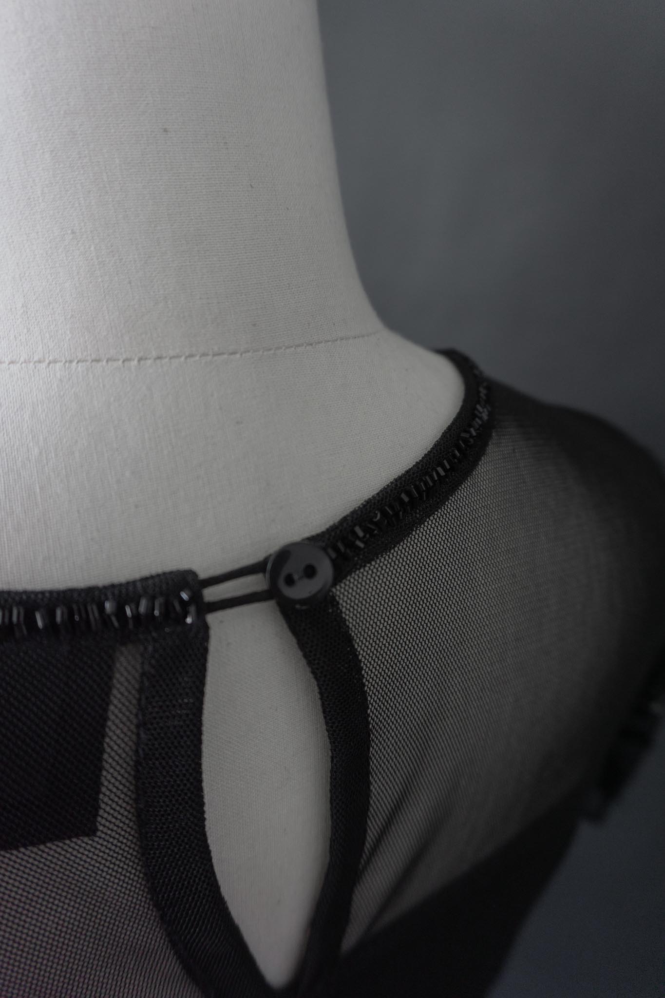 Schwarzes Vintage Pailletten-T-Shirt mit Herzausschnitt & kurzen Ärmeln