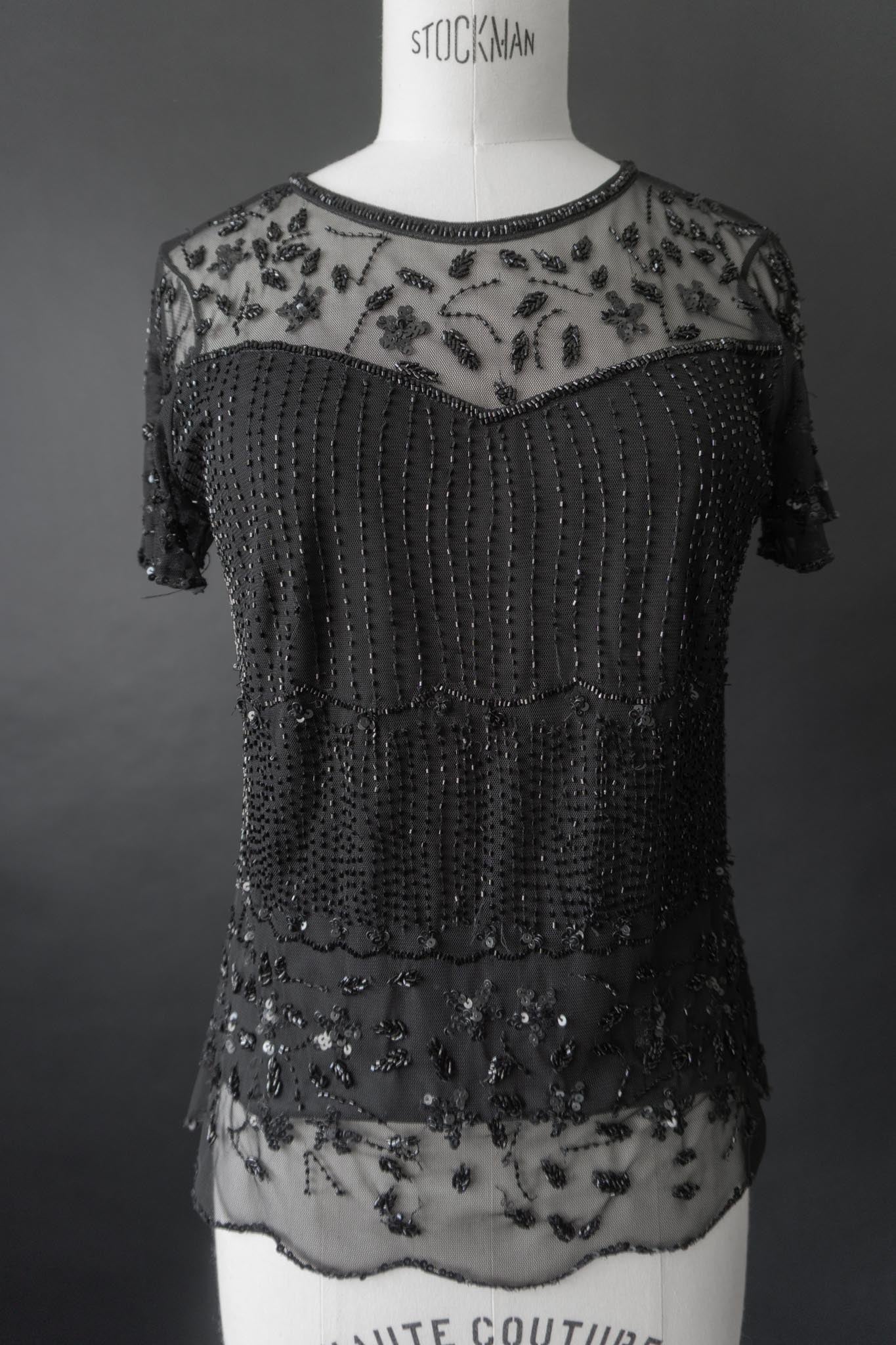 Schwarzes Vintage Pailletten-T-Shirt mit Herzausschnitt & kurzen Ärmeln