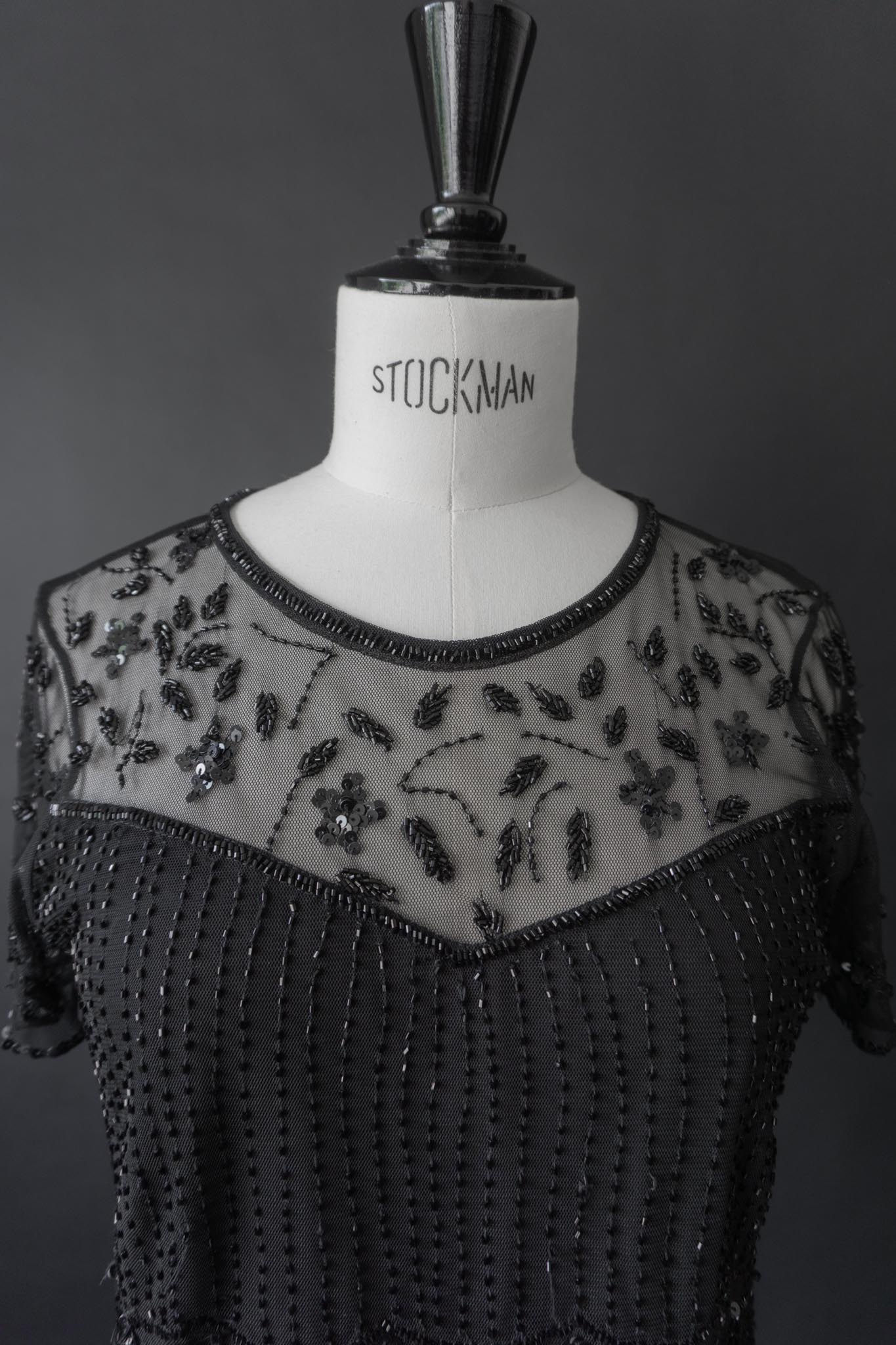 Schwarzes Vintage Pailletten-T-Shirt mit Herzausschnitt & kurzen Ärmeln