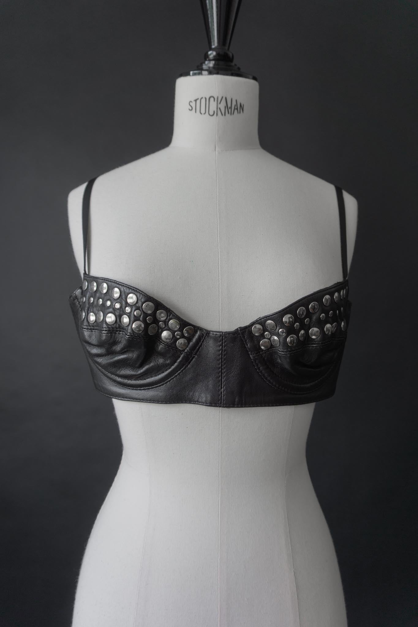 Schwarzer Vintage Leder-BH aus den 80s mit silbernen Nieten