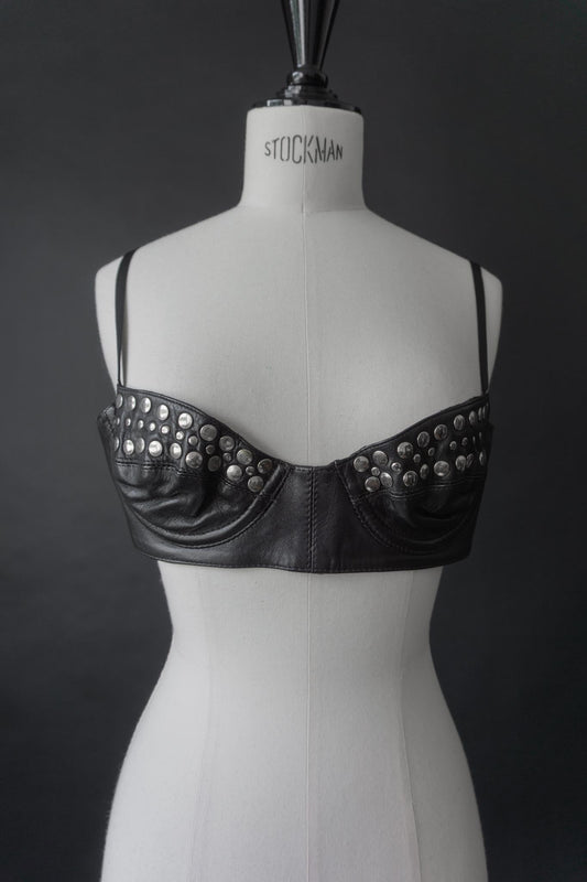 Schwarzer Vintage Leder-BH aus den 80s mit silbernen Nieten