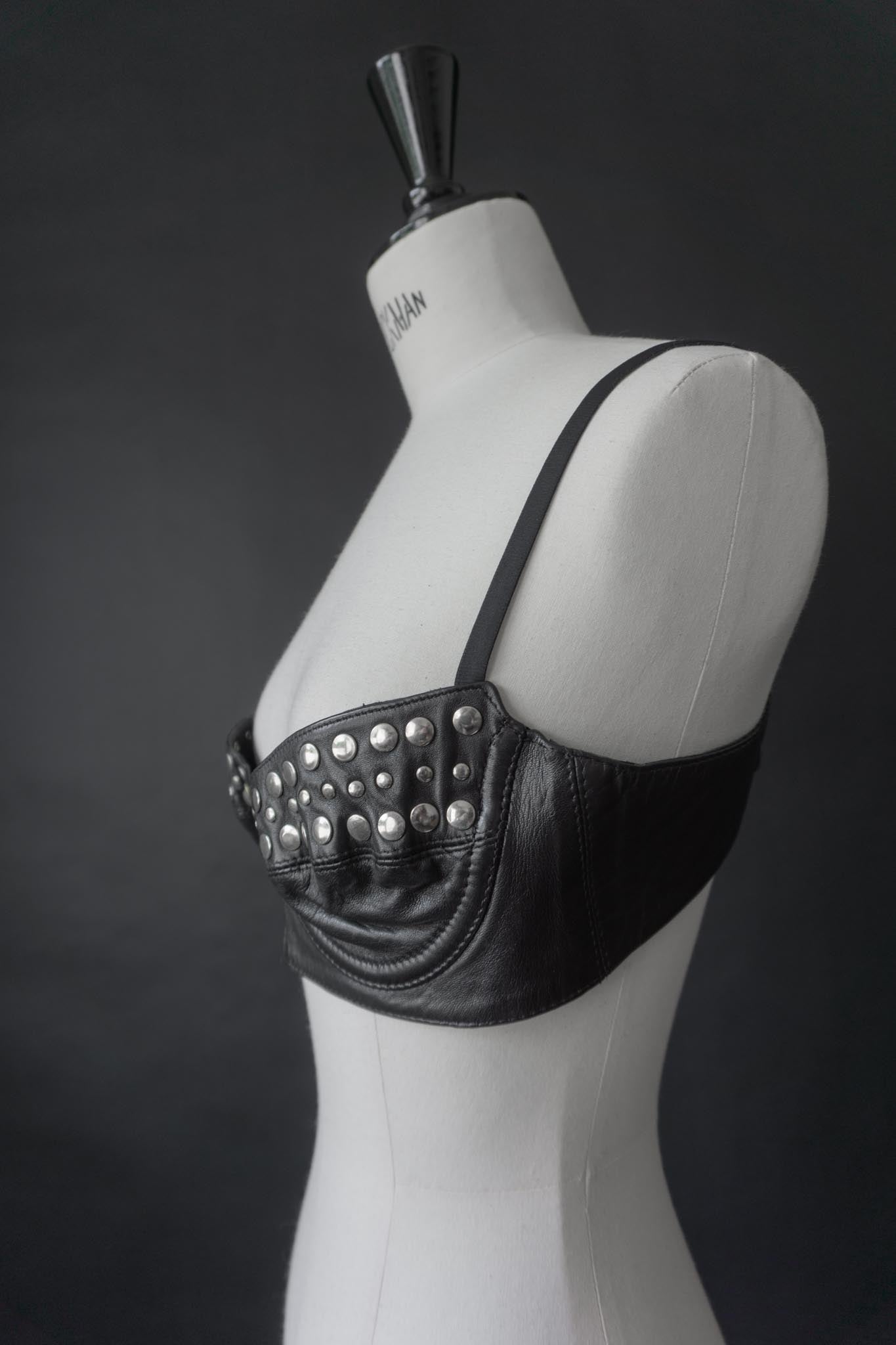 Schwarzer Vintage Leder-BH aus den 80s mit silbernen Nieten