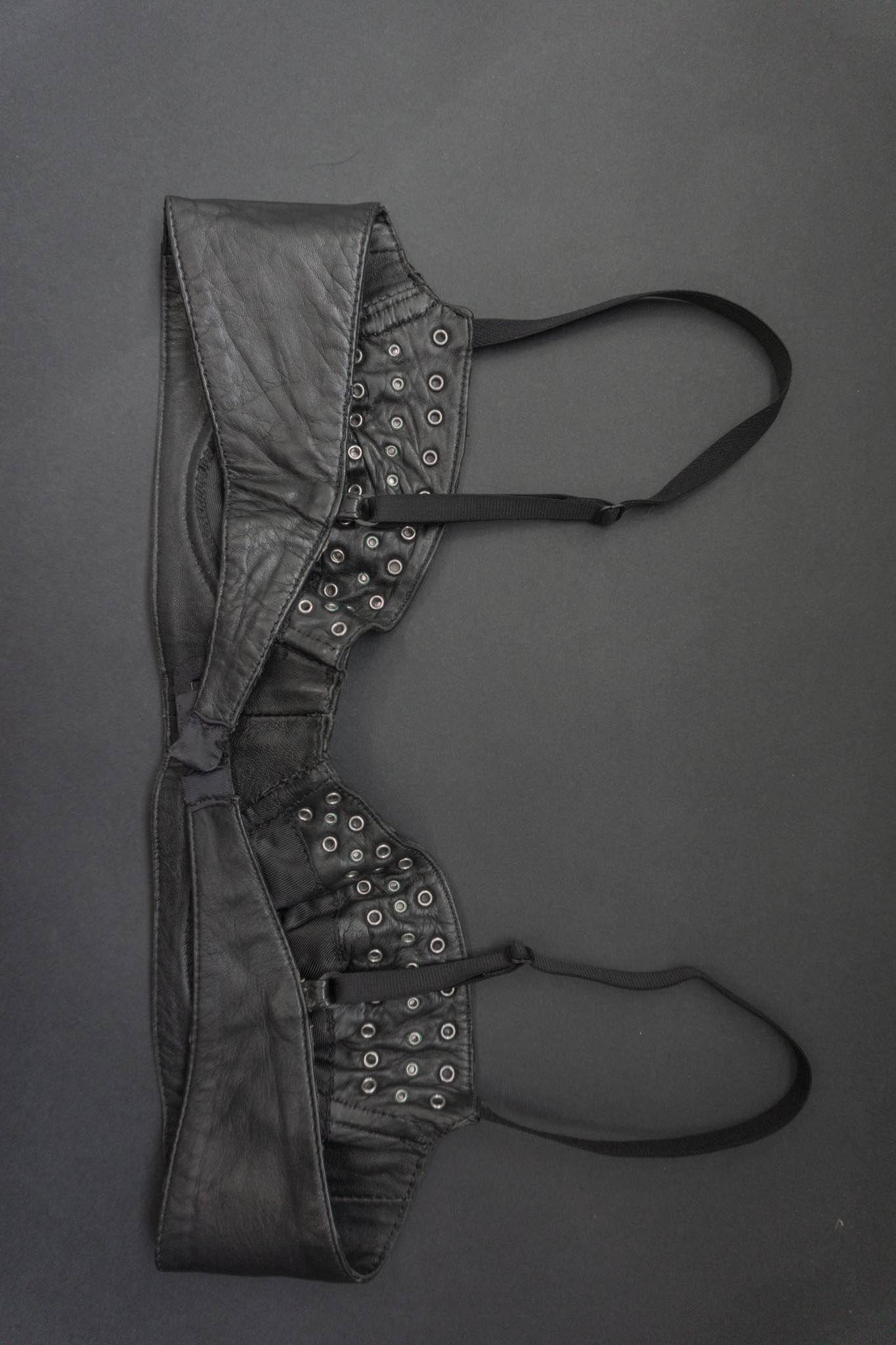 Schwarzer Vintage Leder-BH aus den 80s mit silbernen Nieten