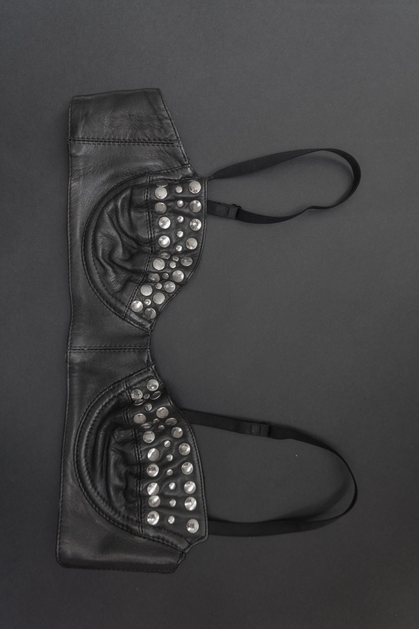 Schwarzer Vintage Leder-BH aus den 80s mit silbernen Nieten
