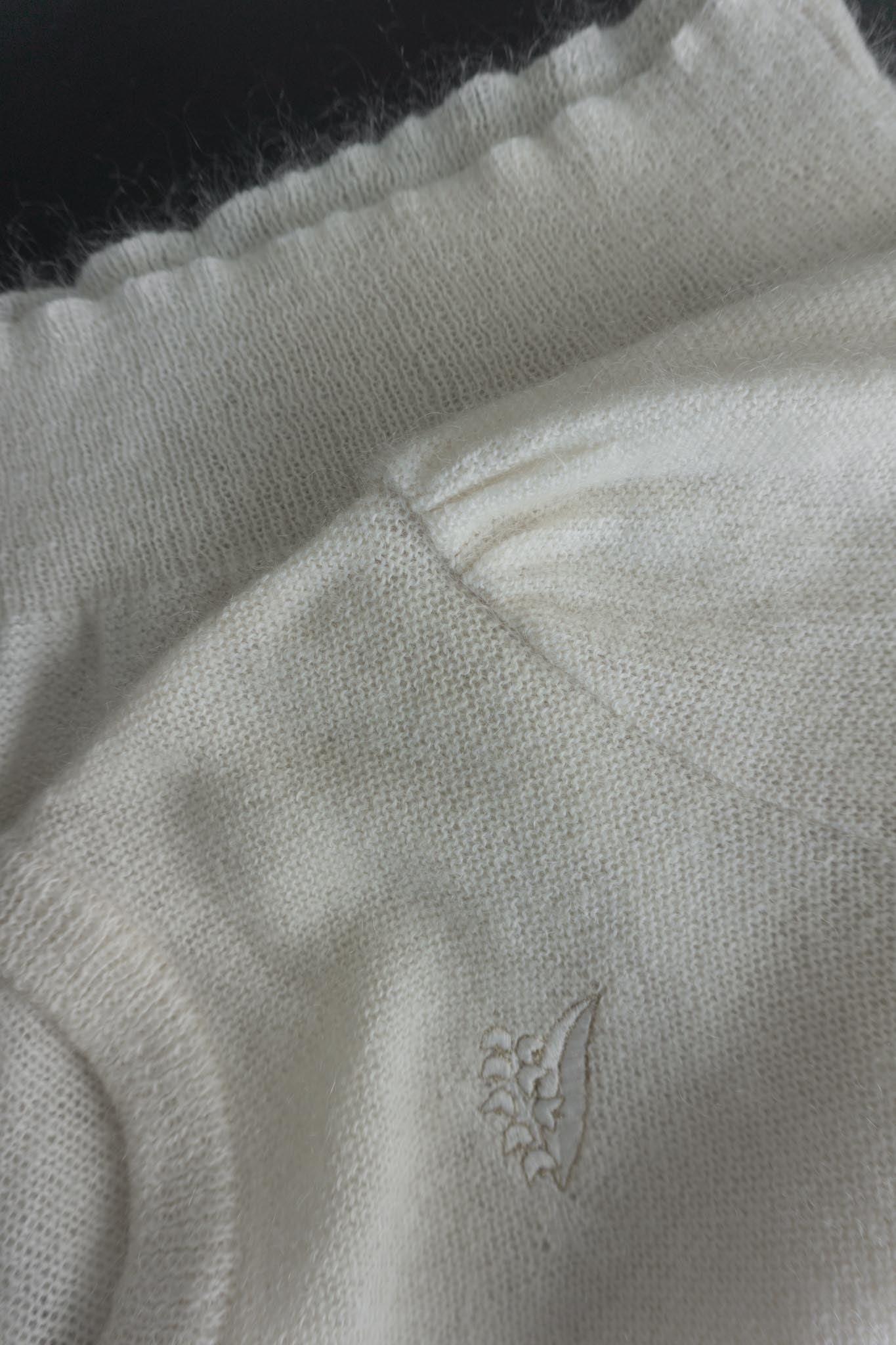 Weißer Escada Mohairpullover aus den 80s, Mohairstrick mit Stickerei & Puffärmeln