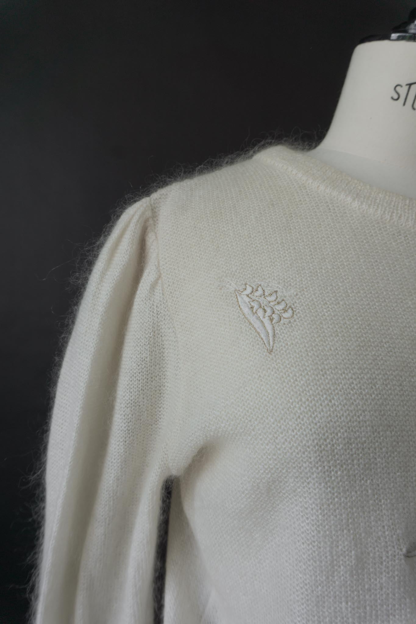 Weißer Escada Mohairpullover aus den 80s, Mohairstrick mit Stickerei & Puffärmeln