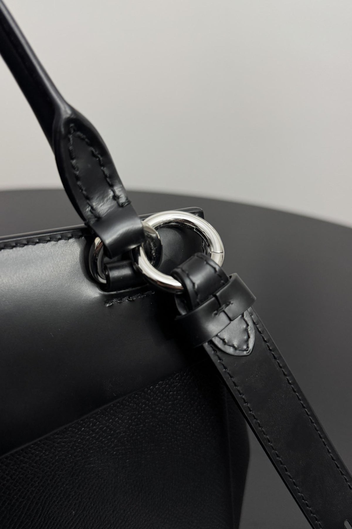 Maison Margiela Snatched Bag aus schwarzem Leder | Designer Handtasche