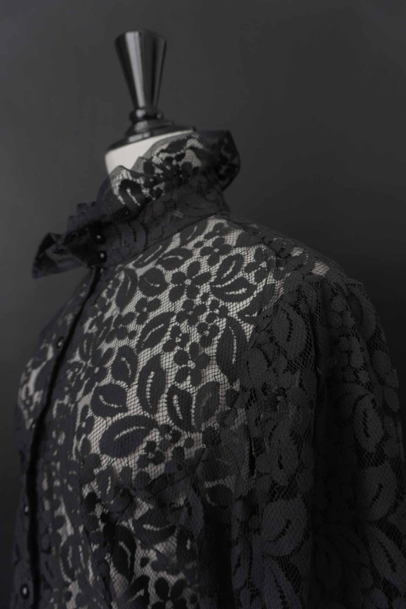 Vintage 80s Spitzenbluse mit Stehkragen | Gothic Romance in Schwarz, S–M