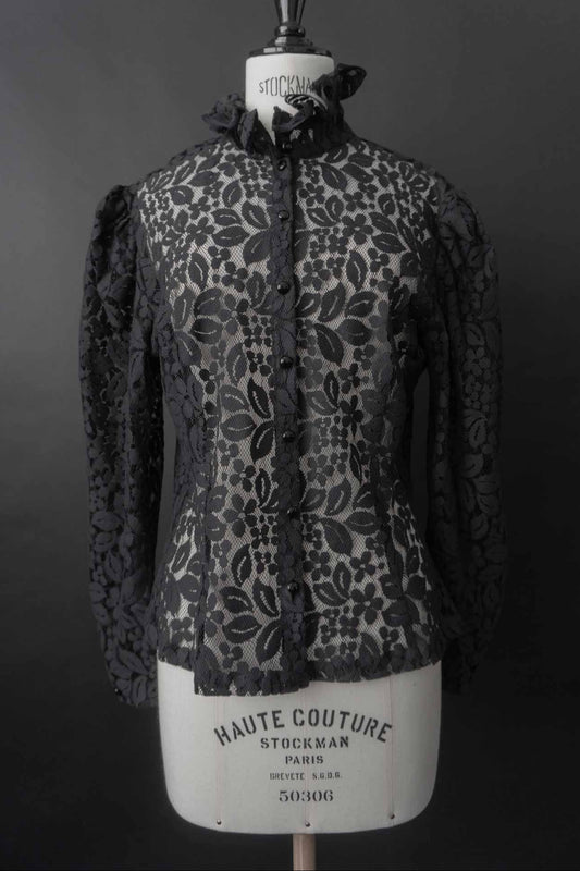 Schwarze transparente Vintage Spitzenbluse aus den 1980er Jahren mit Stehkragen, Volantdetails und floralem Spitzenmuster.