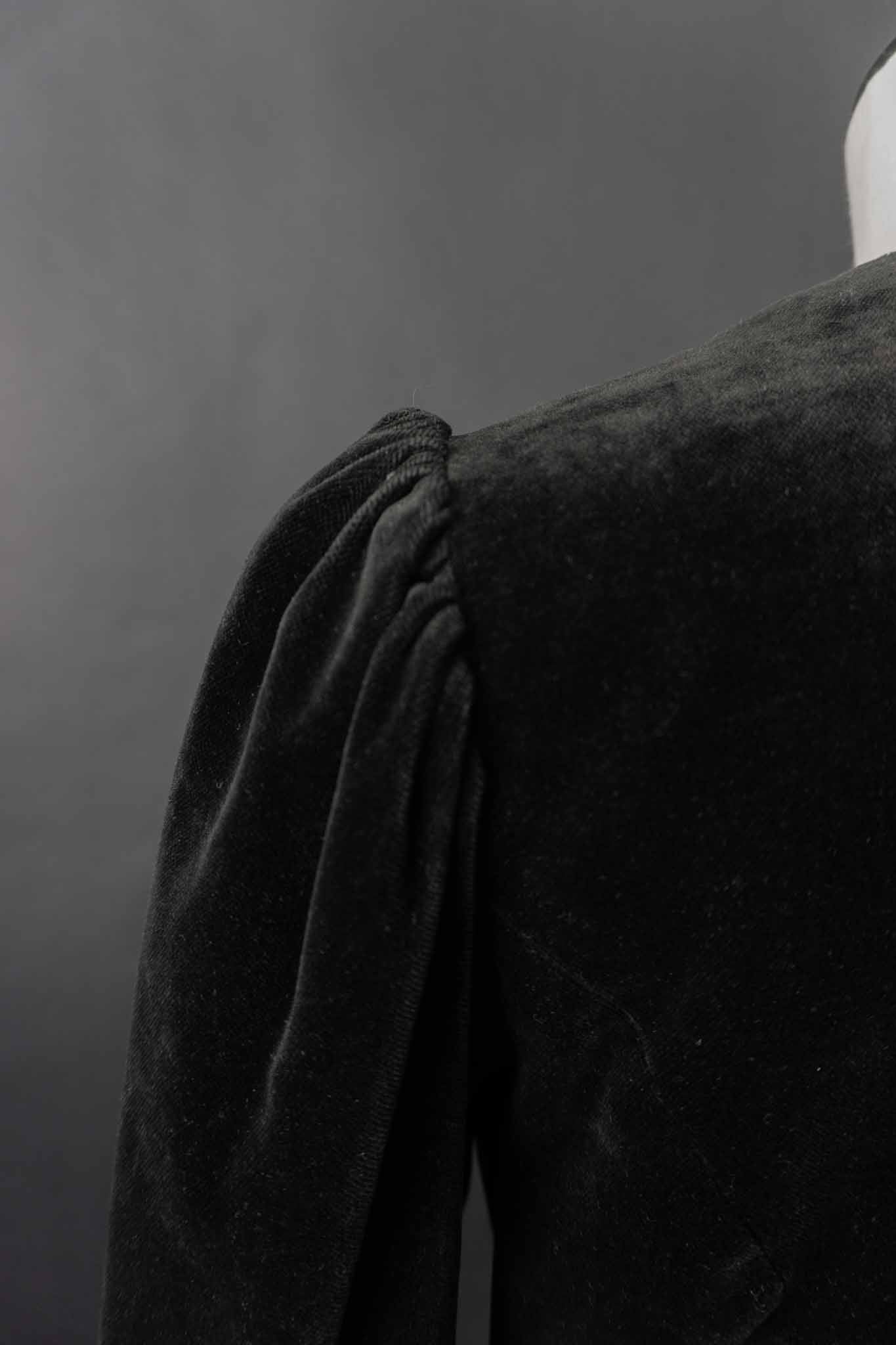 Schwarze Vintage-Samtjacke aus Baumwollsamt mit Puffärmeln aus den 80ern – Dark Romantic Blazer von theplaincircle vintage