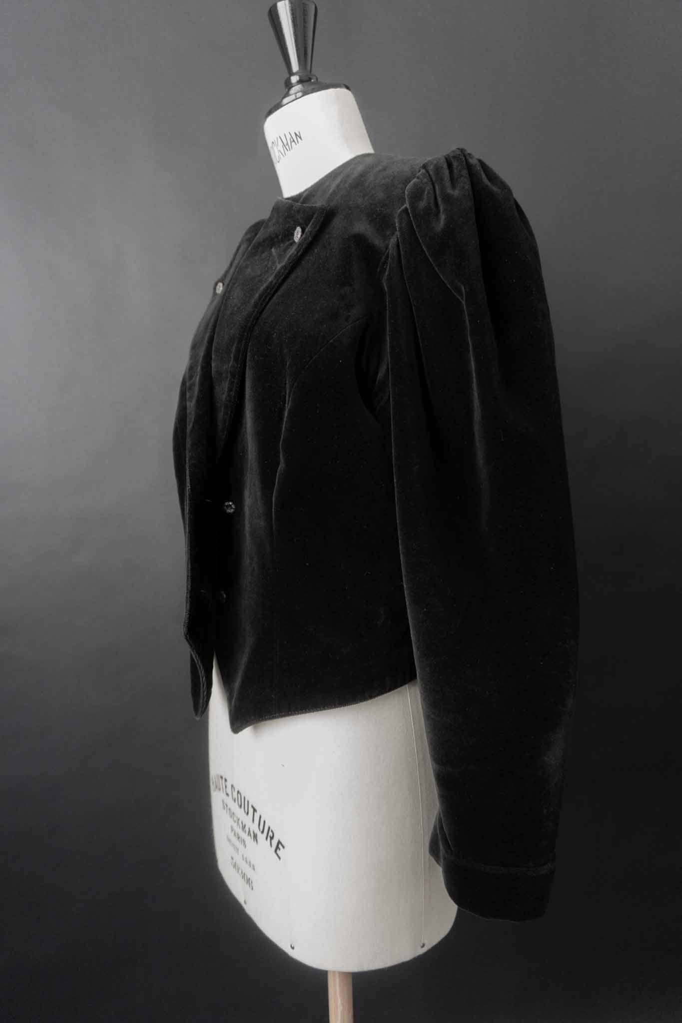 Schwarze Vintage-Samtjacke aus Baumwollsamt mit Puffärmeln aus den 80ern – Dark Romantic Blazer von theplaincircle vintage