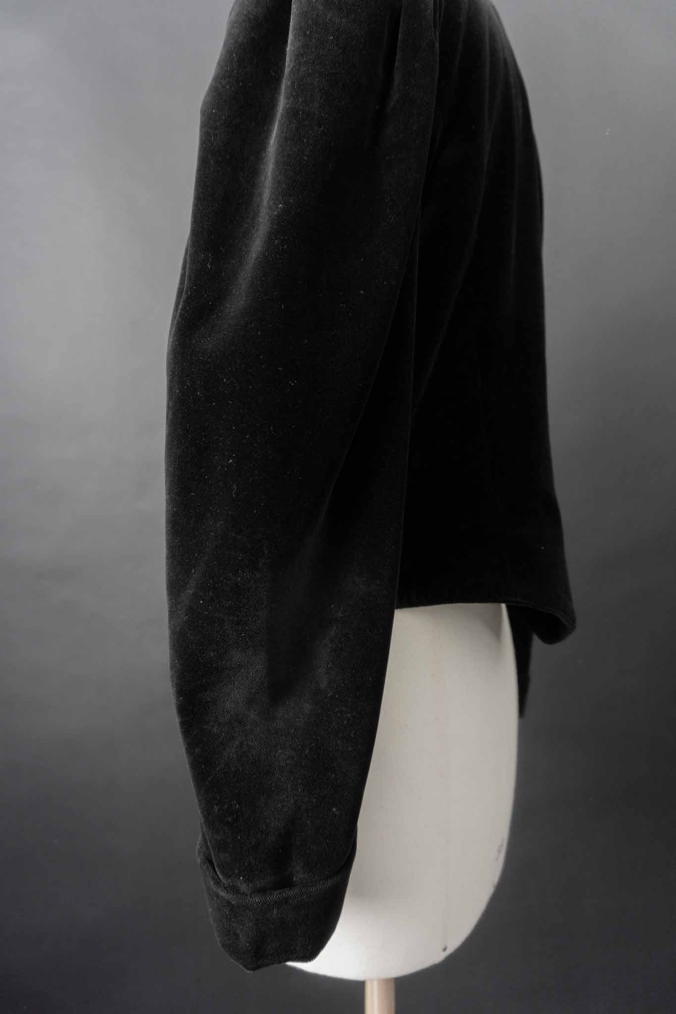 Schwarze Vintage-Samtjacke aus Baumwollsamt mit Puffärmeln aus den 80ern – Dark Romantic Blazer von theplaincircle vintage