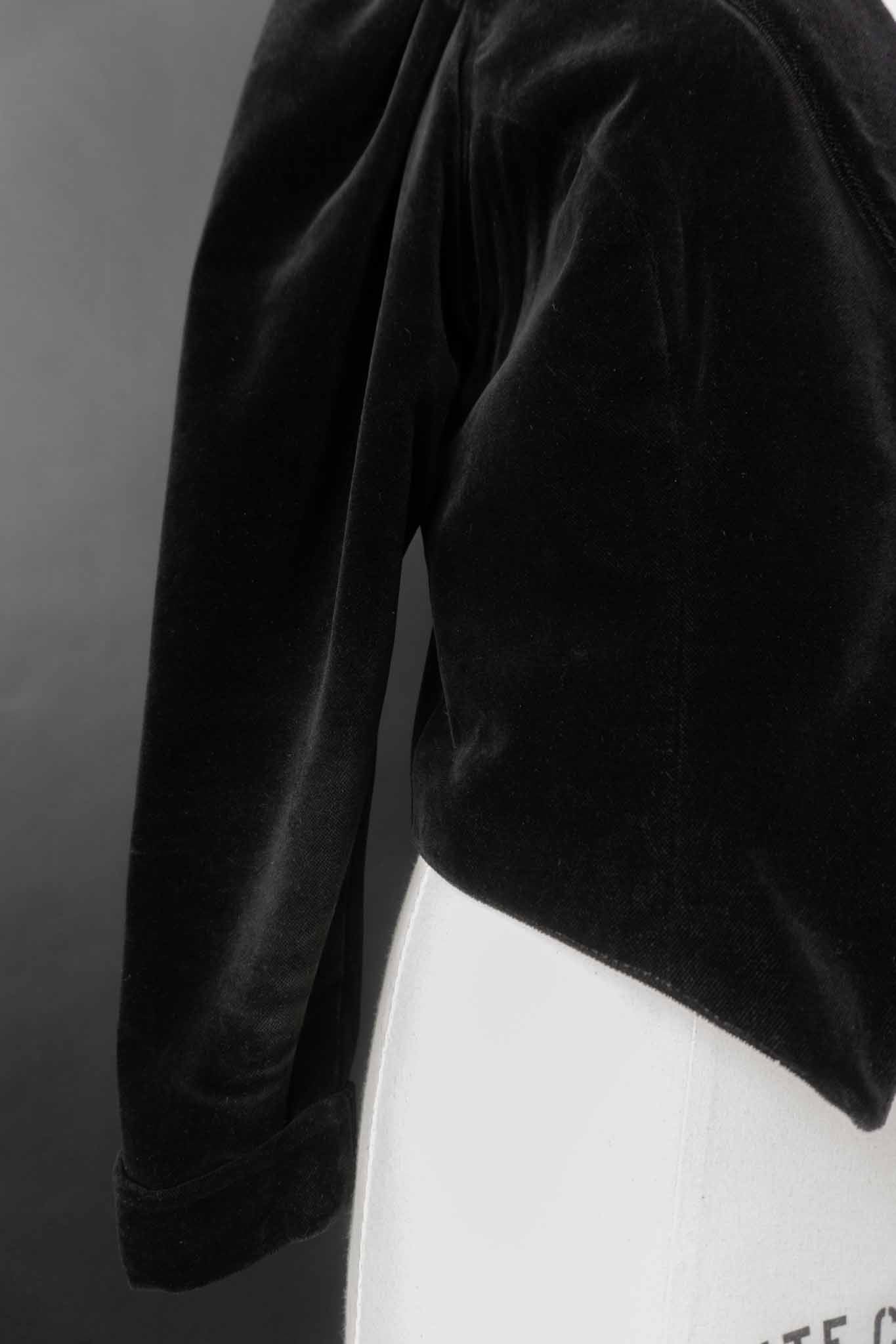 Schwarze Vintage-Samtjacke aus Baumwollsamt mit Puffärmeln aus den 80ern – Dark Romantic Blazer von theplaincircle vintage