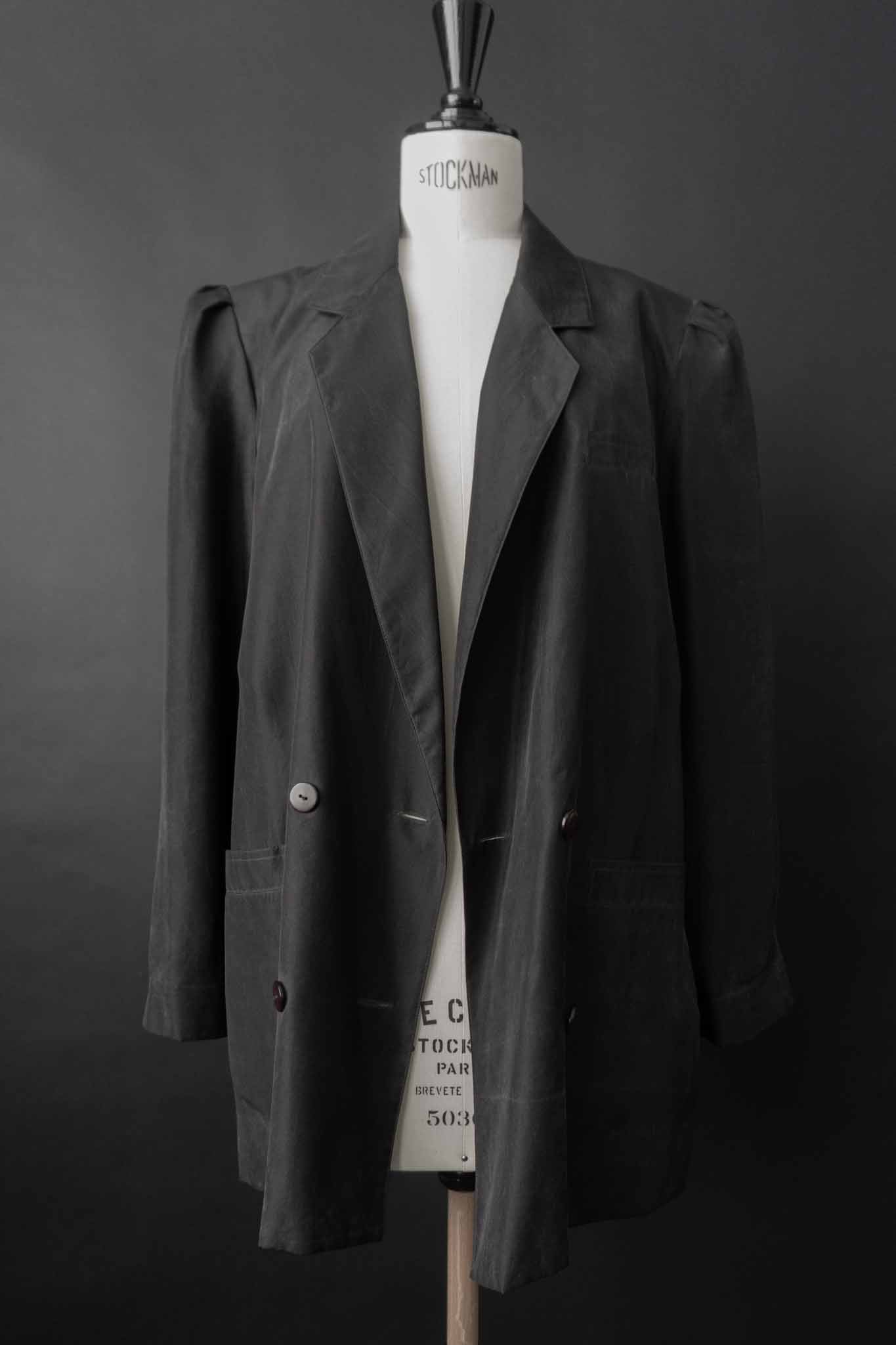 Schwarzer Vintage-Blazer aus 100 % Seide im Oversized-Schnitt aus den 80ern – nachhaltige Vintage Fashion von theplaincircle vintage