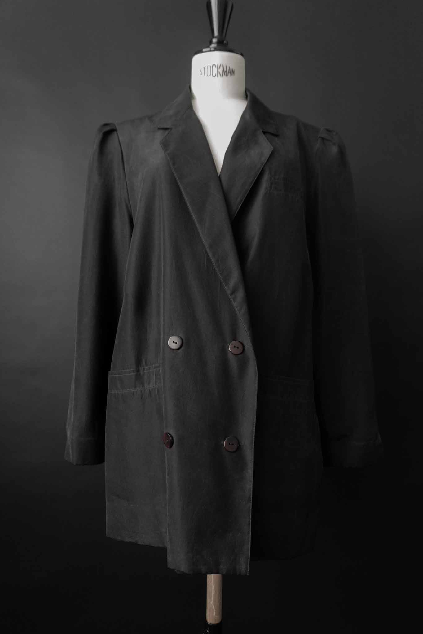 Schwarzer Vintage-Blazer aus 100 % Seide im Oversized-Schnitt aus den 80ern – nachhaltige Vintage Fashion von theplaincircle vintage