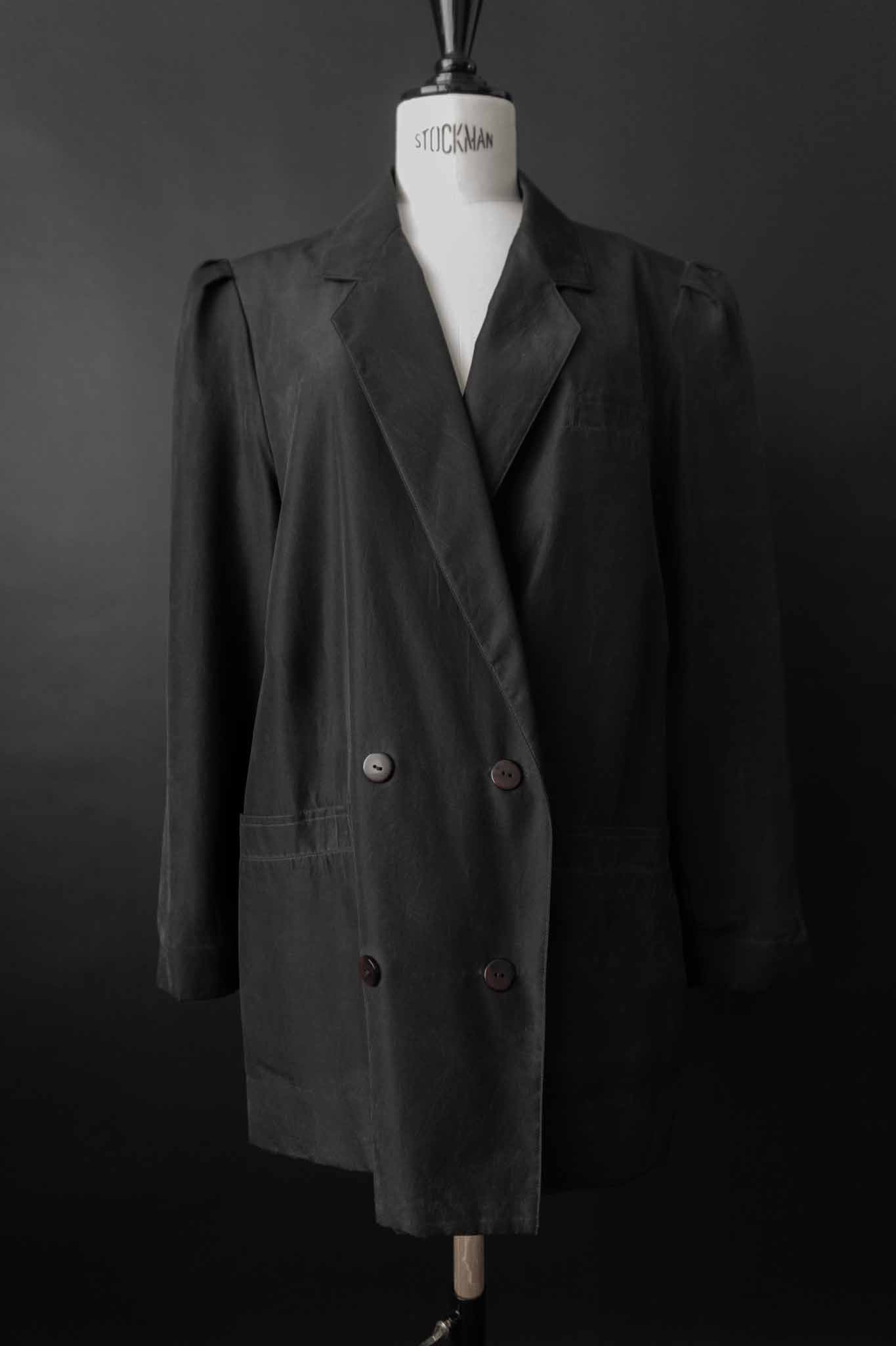 Schwarzer Vintage-Blazer aus 100 % Seide im Oversized-Schnitt aus den 80ern – nachhaltige Vintage Fashion von theplaincircle vintage