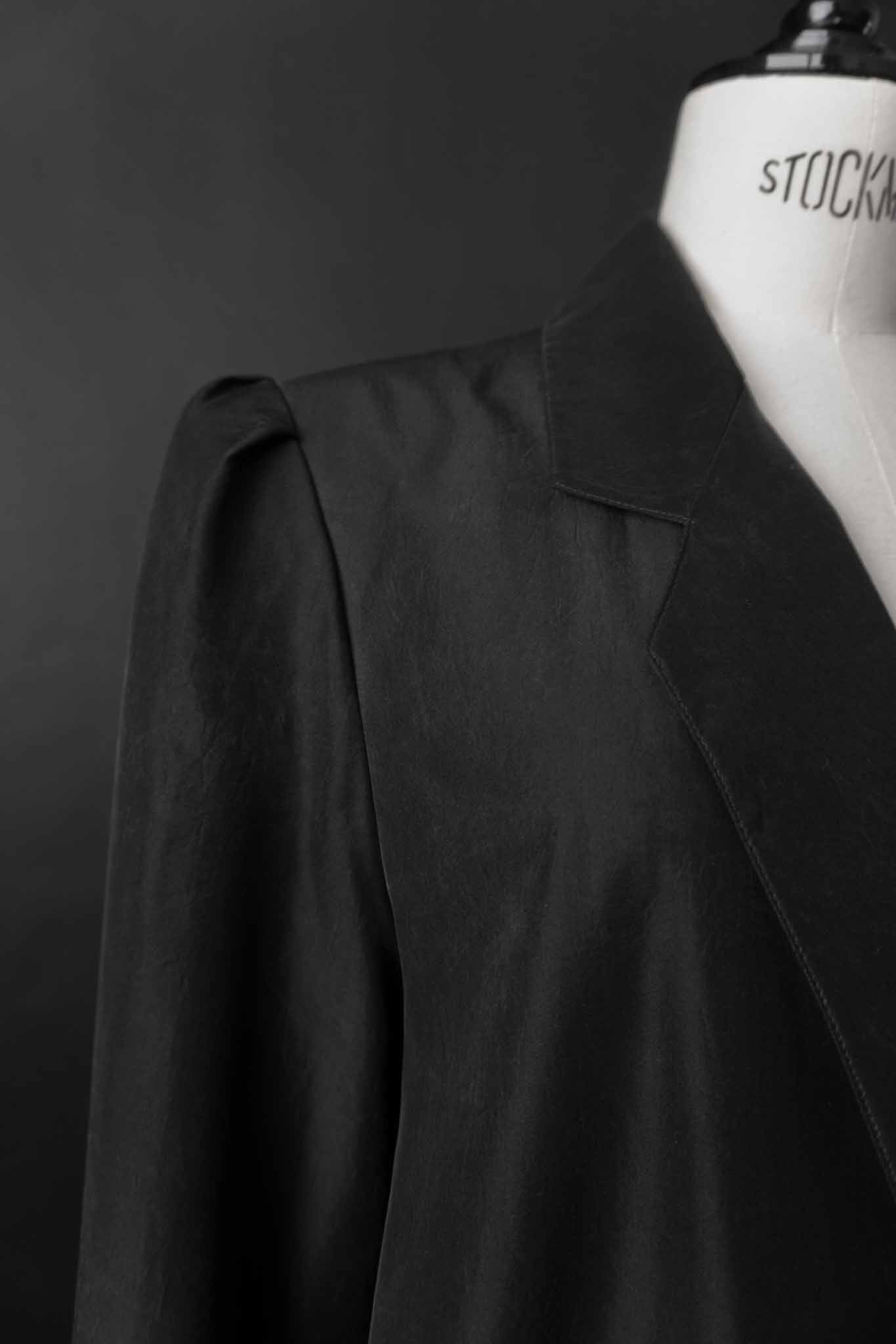 Schwarzer Vintage-Blazer aus 100 % Seide im Oversized-Schnitt aus den 80ern – nachhaltige Vintage Fashion von theplaincircle vintage