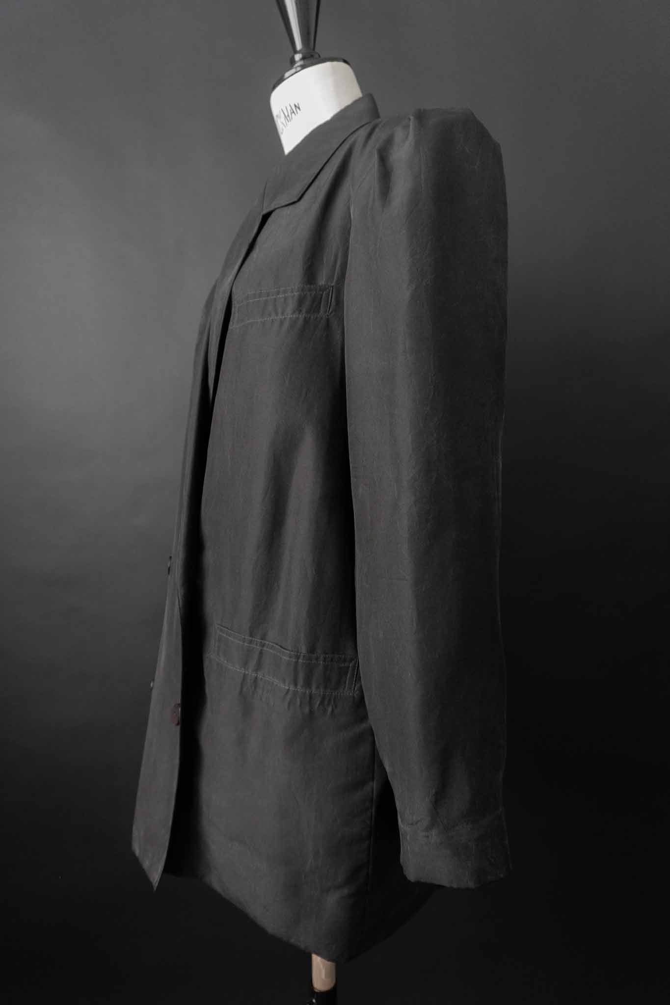 Schwarzer Vintage-Blazer aus 100 % Seide im Oversized-Schnitt aus den 80ern – nachhaltige Vintage Fashion von theplaincircle vintage