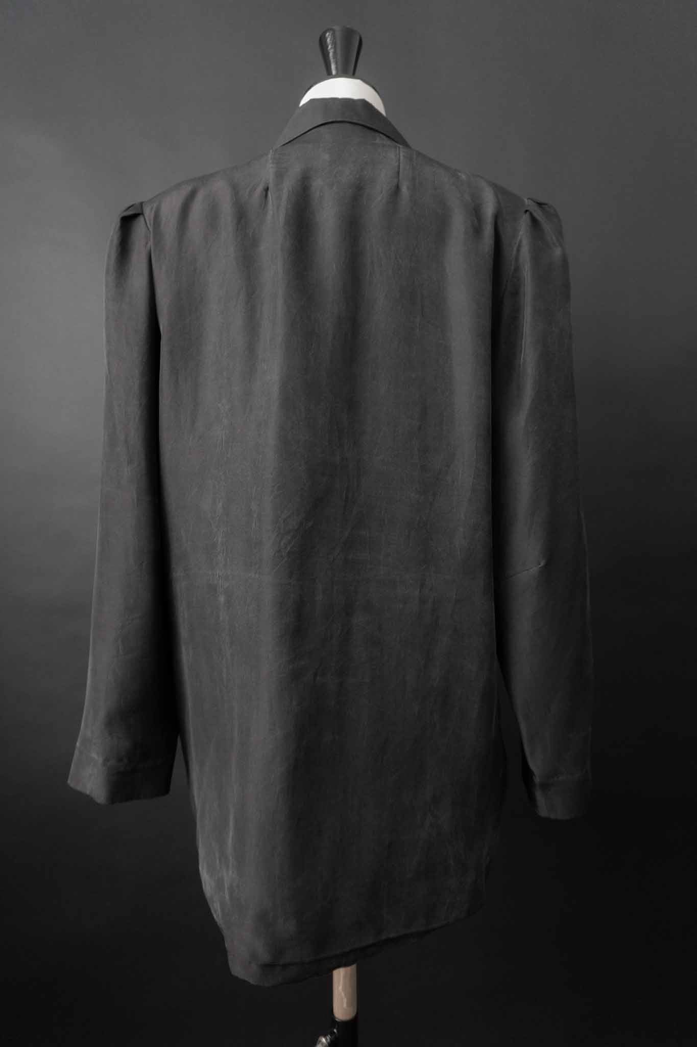 Schwarzer Vintage-Blazer aus 100 % Seide im Oversized-Schnitt aus den 80ern – nachhaltige Vintage Fashion von theplaincircle vintage