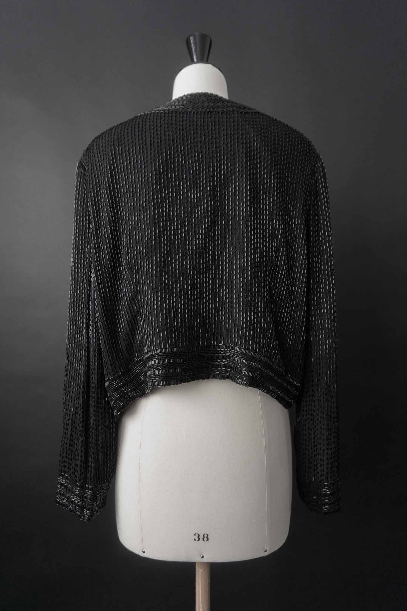 Schwarze Vintage-Paillettenjacke aus 100 % Seide mit Allover-Beading aus den 80ern – nachhaltige Vintage Mode von theplaincircle vintage