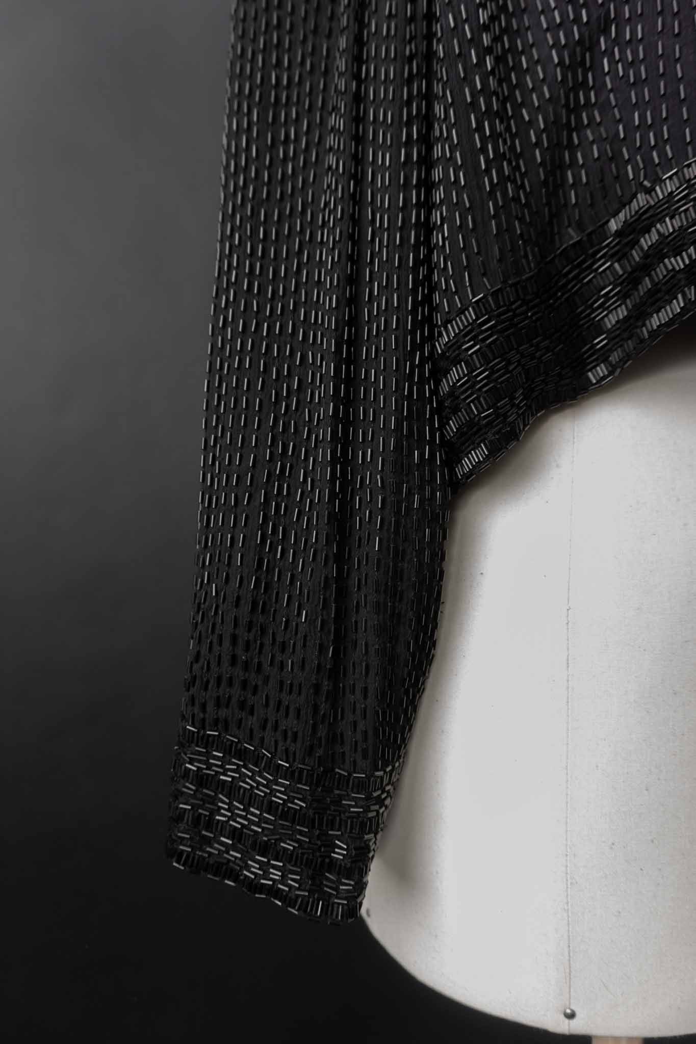 Schwarze Vintage-Paillettenjacke aus 100 % Seide mit Allover-Beading aus den 80ern – nachhaltige Vintage Mode von theplaincircle vintage