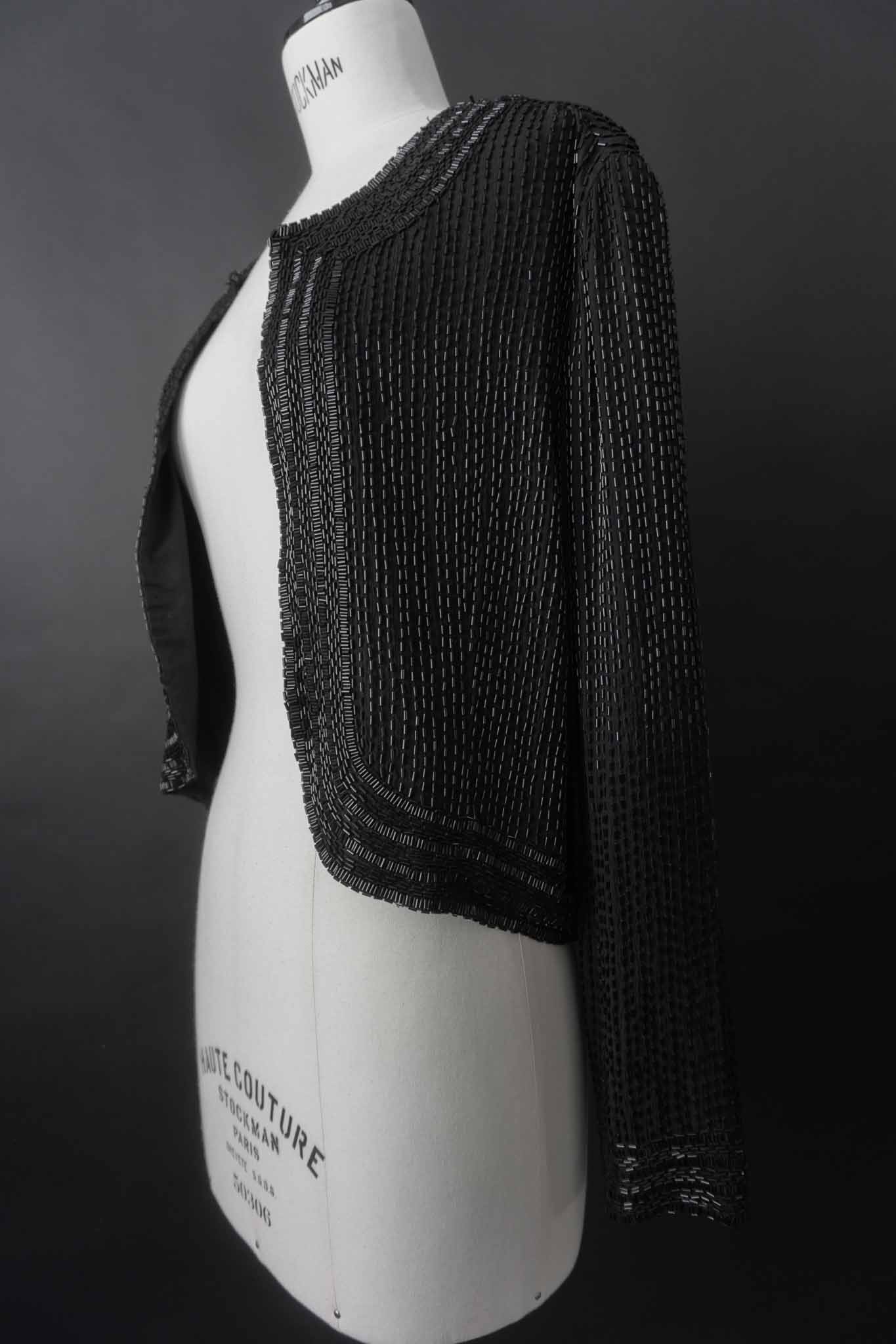 Schwarze Vintage-Paillettenjacke aus 100 % Seide mit Allover-Beading aus den 80ern – nachhaltige Vintage Mode von theplaincircle vintage