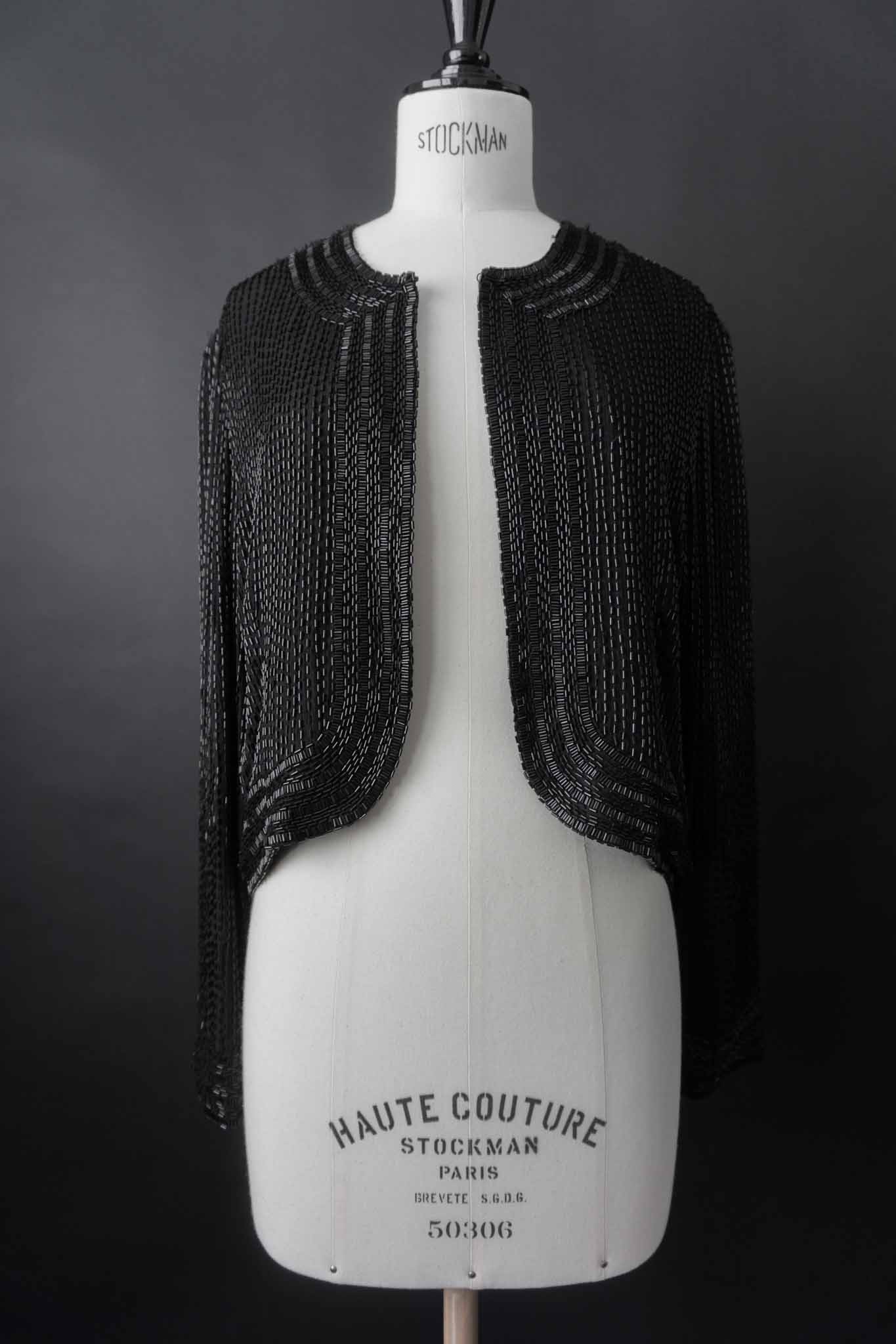 Schwarze Vintage-Paillettenjacke aus 100 % Seide mit Allover-Beading aus den 80ern – nachhaltige Vintage Mode von theplaincircle vintage