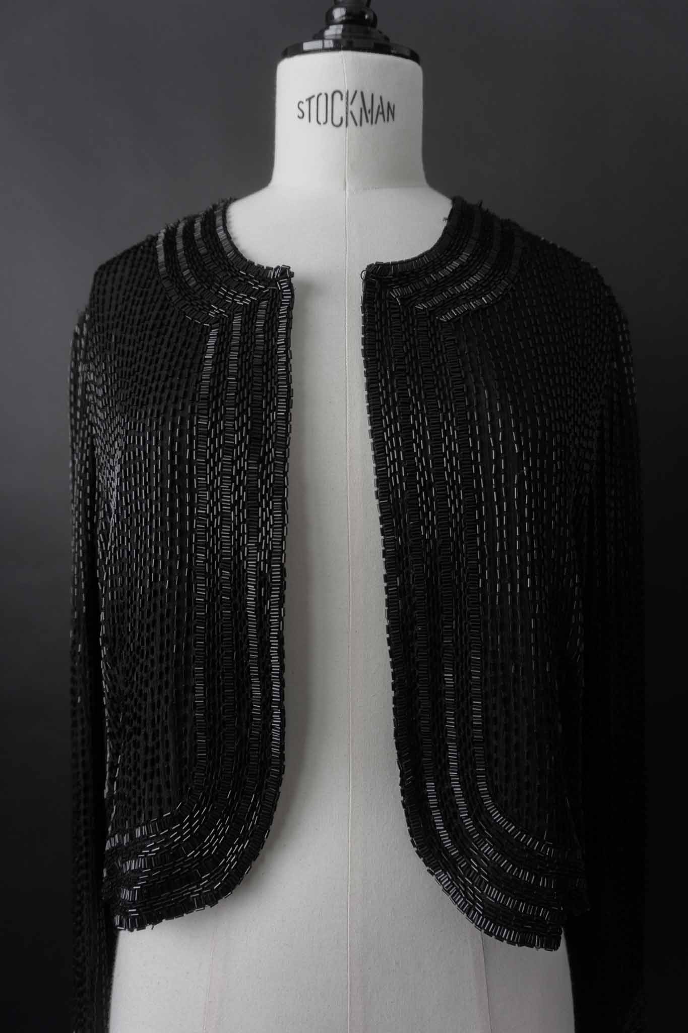 Schwarze Vintage-Paillettenjacke aus 100 % Seide mit Allover-Beading aus den 80ern – nachhaltige Vintage Mode von theplaincircle vintage