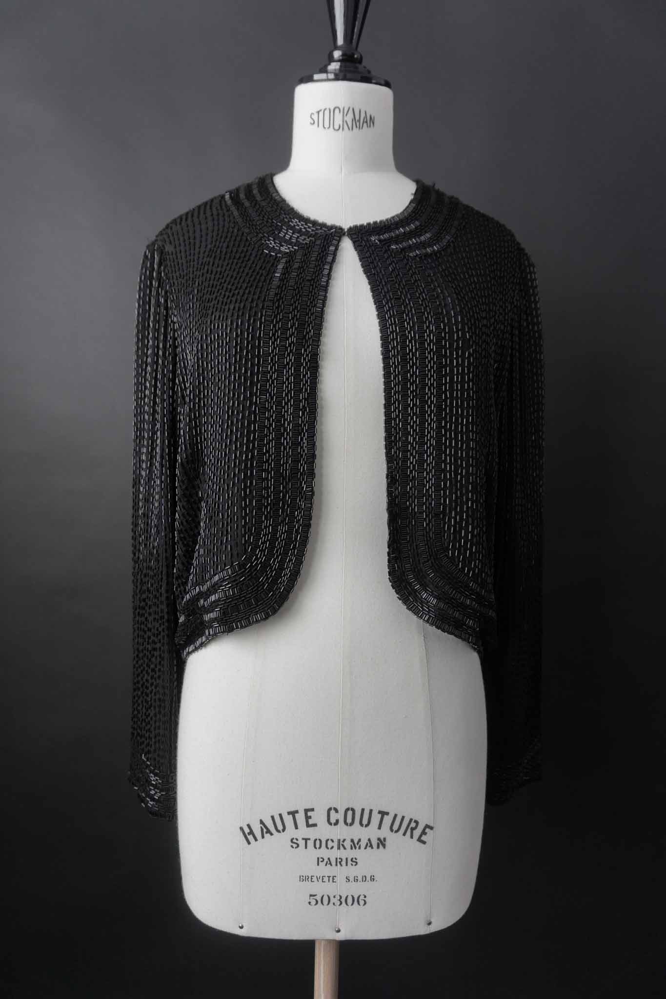 Schwarze Vintage-Paillettenjacke aus 100 % Seide mit Allover-Beading aus den 80ern – nachhaltige Vintage Mode von theplaincircle vintage