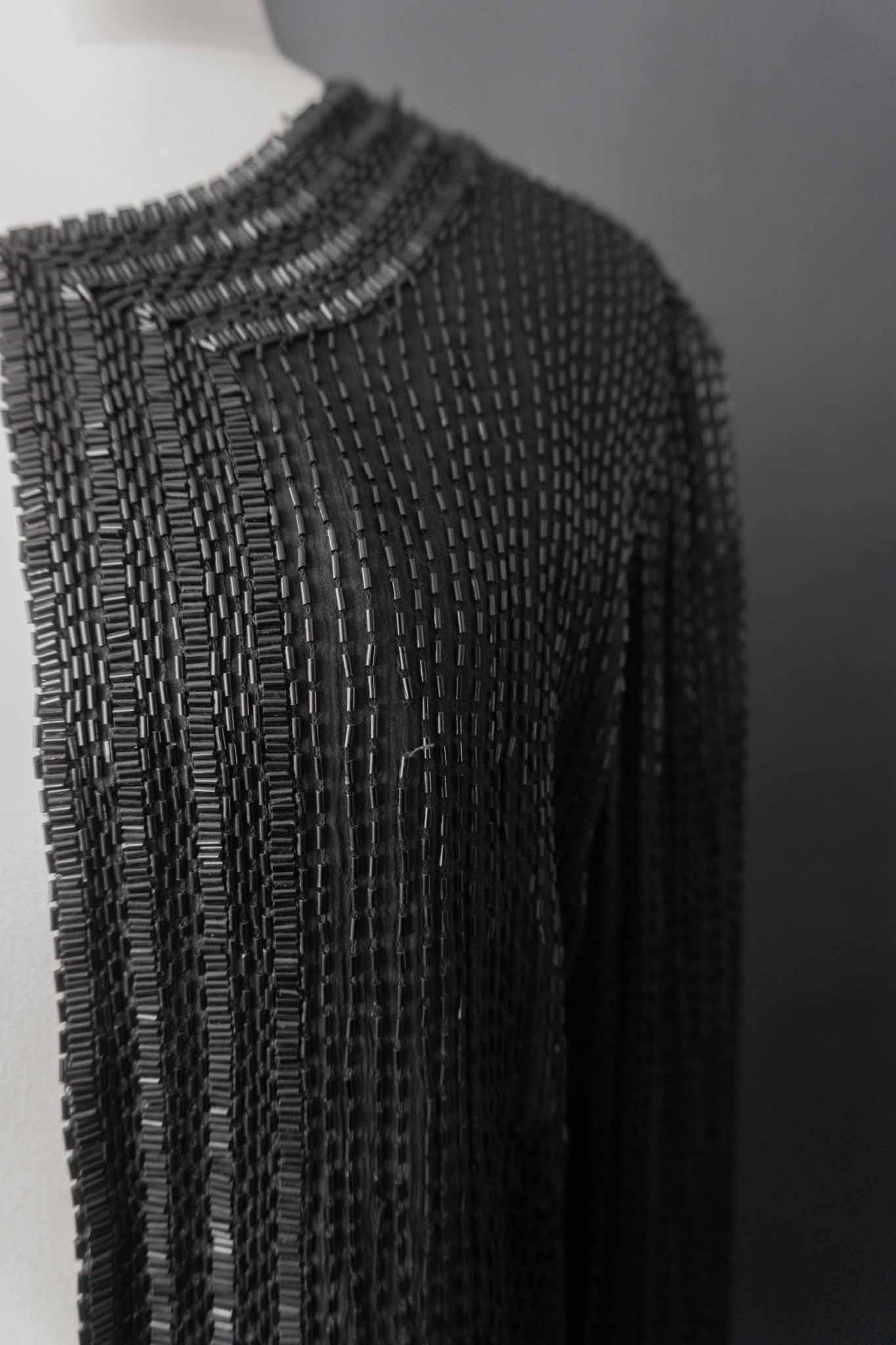 Schwarze Vintage-Paillettenjacke aus 100 % Seide mit Allover-Beading aus den 80ern – nachhaltige Vintage Mode von theplaincircle vintage