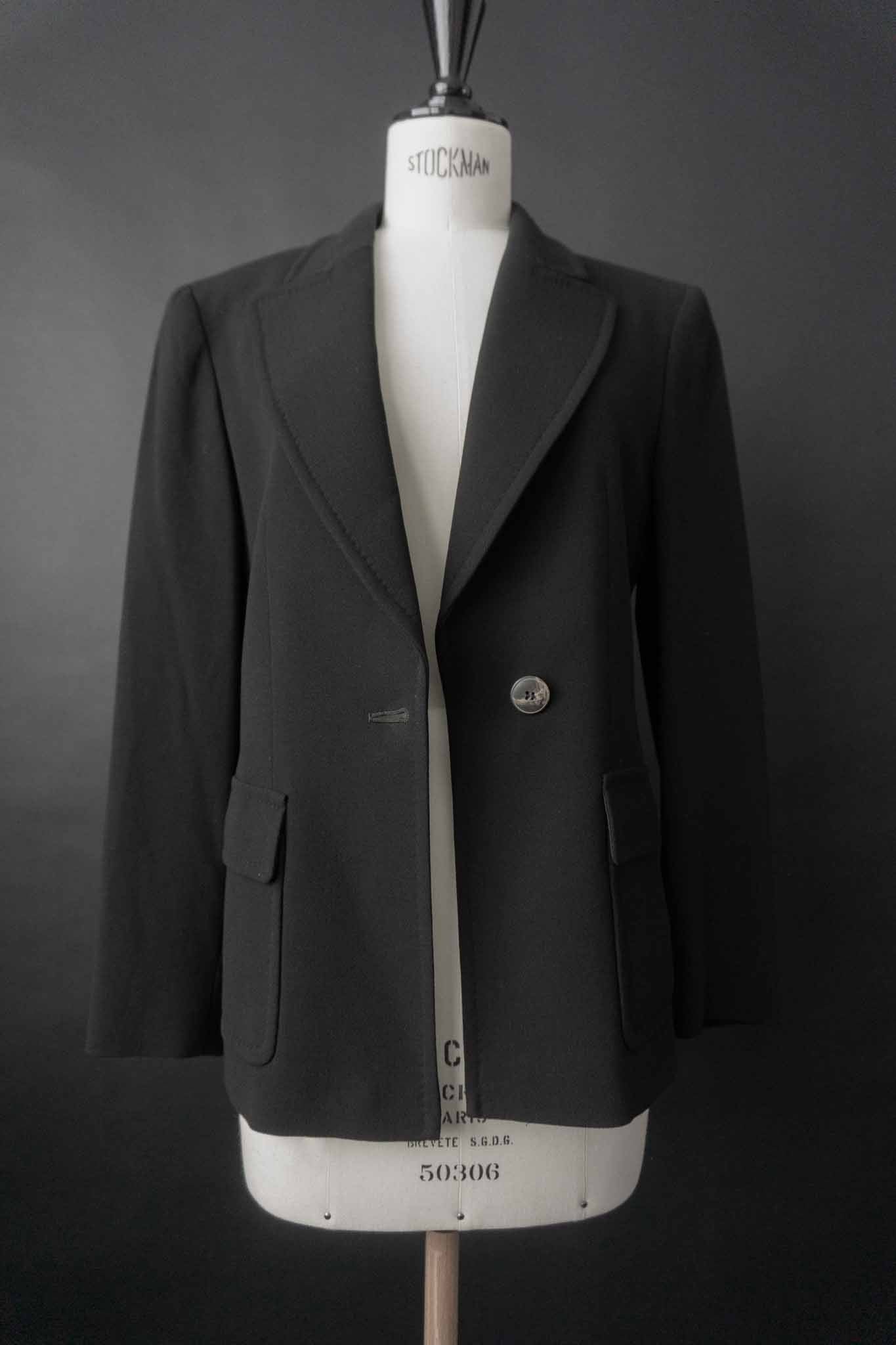 Schwarzer Vintage-Blazer aus 100 % Wolle von Max Mara, Made in Italy – nachhaltige Vintage Fashion von theplaincircle vintage