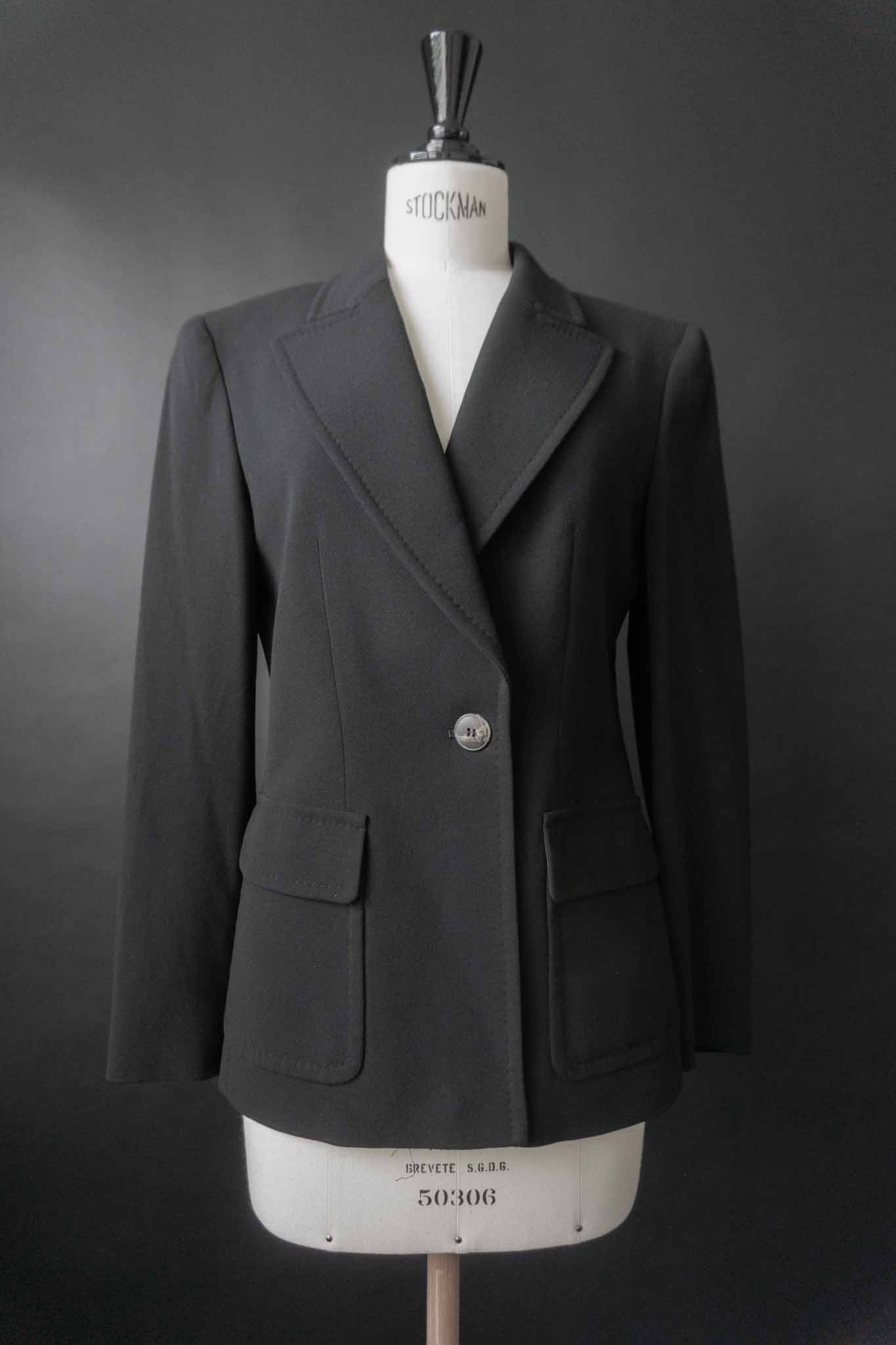 Schwarzer Vintage-Blazer aus 100 % Wolle von Max Mara, Made in Italy – nachhaltige Vintage Fashion von theplaincircle vintage