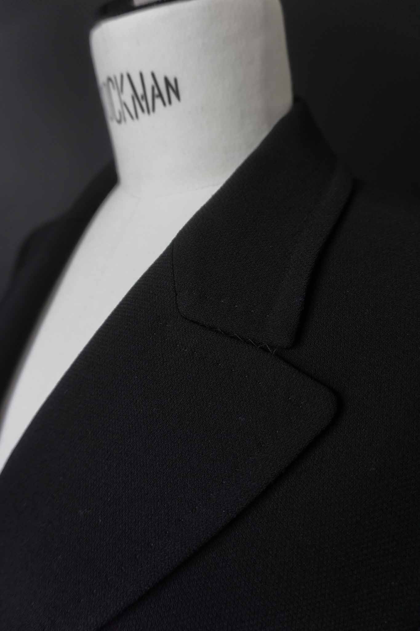 Schwarzer Vintage-Blazer aus 100 % Wolle von Max Mara, Made in Italy – nachhaltige Vintage Fashion von theplaincircle vintage