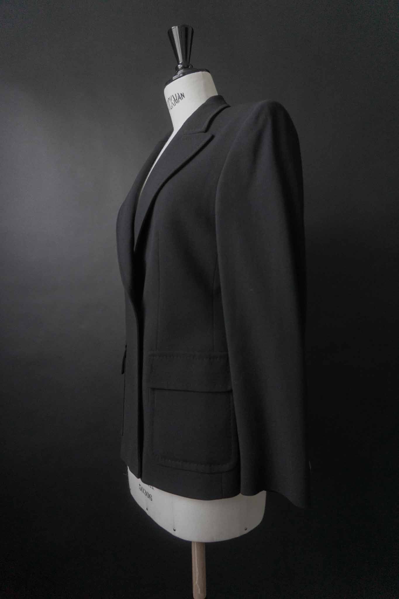 Schwarzer Vintage-Blazer aus 100 % Wolle von Max Mara, Made in Italy – nachhaltige Vintage Fashion von theplaincircle vintage
