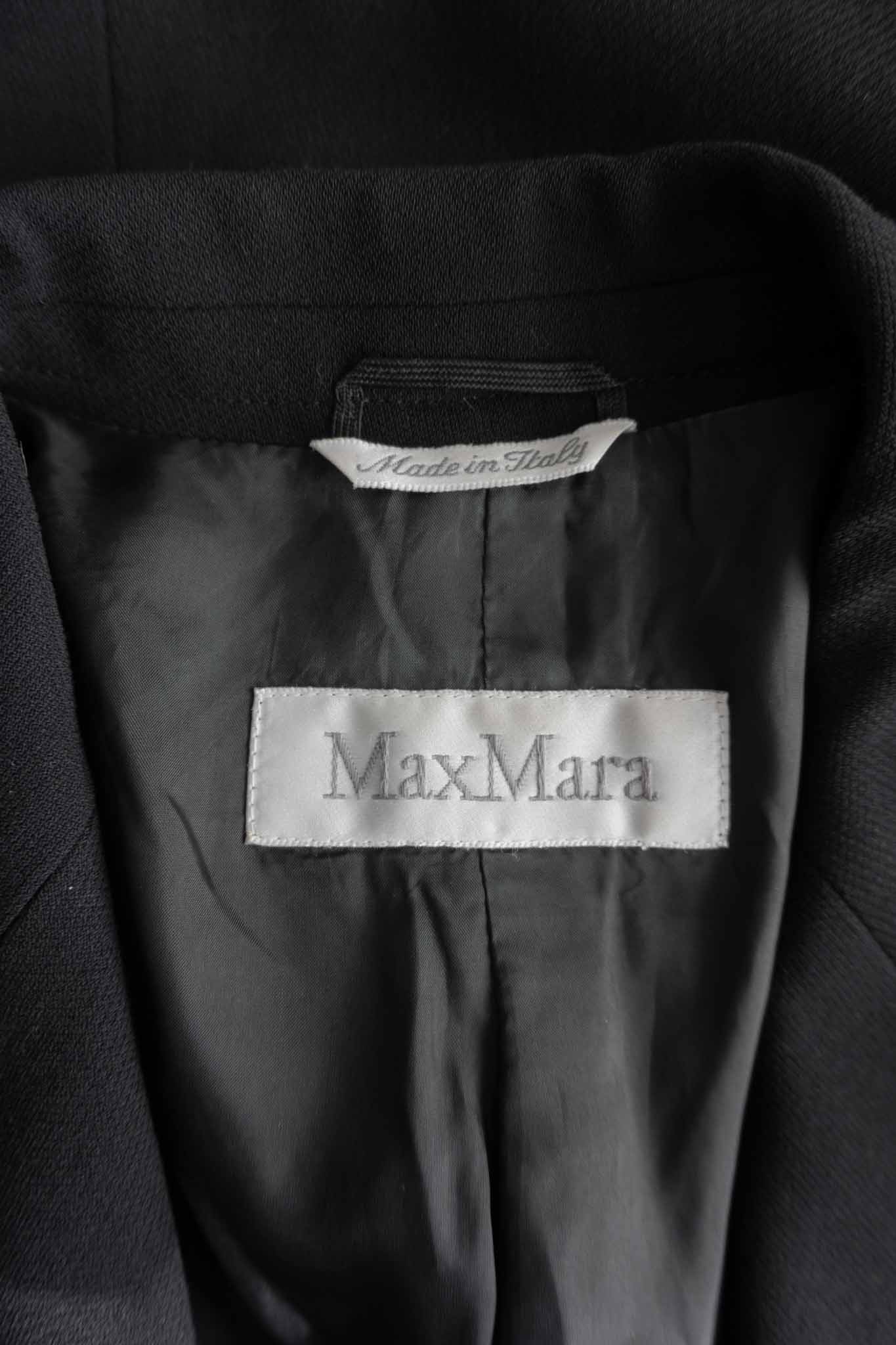 Schwarzer Vintage-Blazer aus 100 % Wolle von Max Mara, Made in Italy – nachhaltige Vintage Fashion von theplaincircle vintage